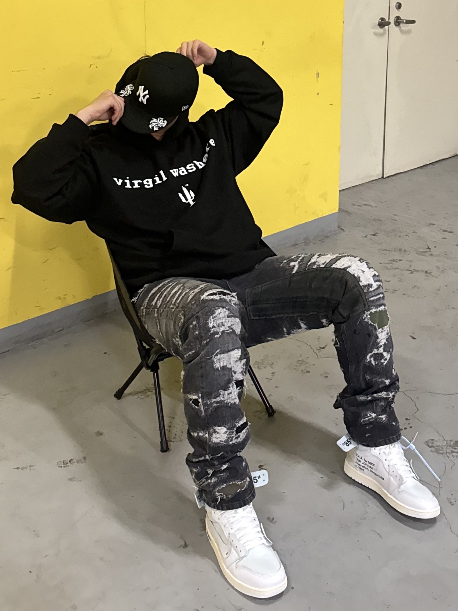 Jordan 1 x Virgil Abloh Archive Retro High Alaska White, Givenchy Cargo Logo Jeans in Destroyed Denim and Moleskin Black 착용 스타일 - 1