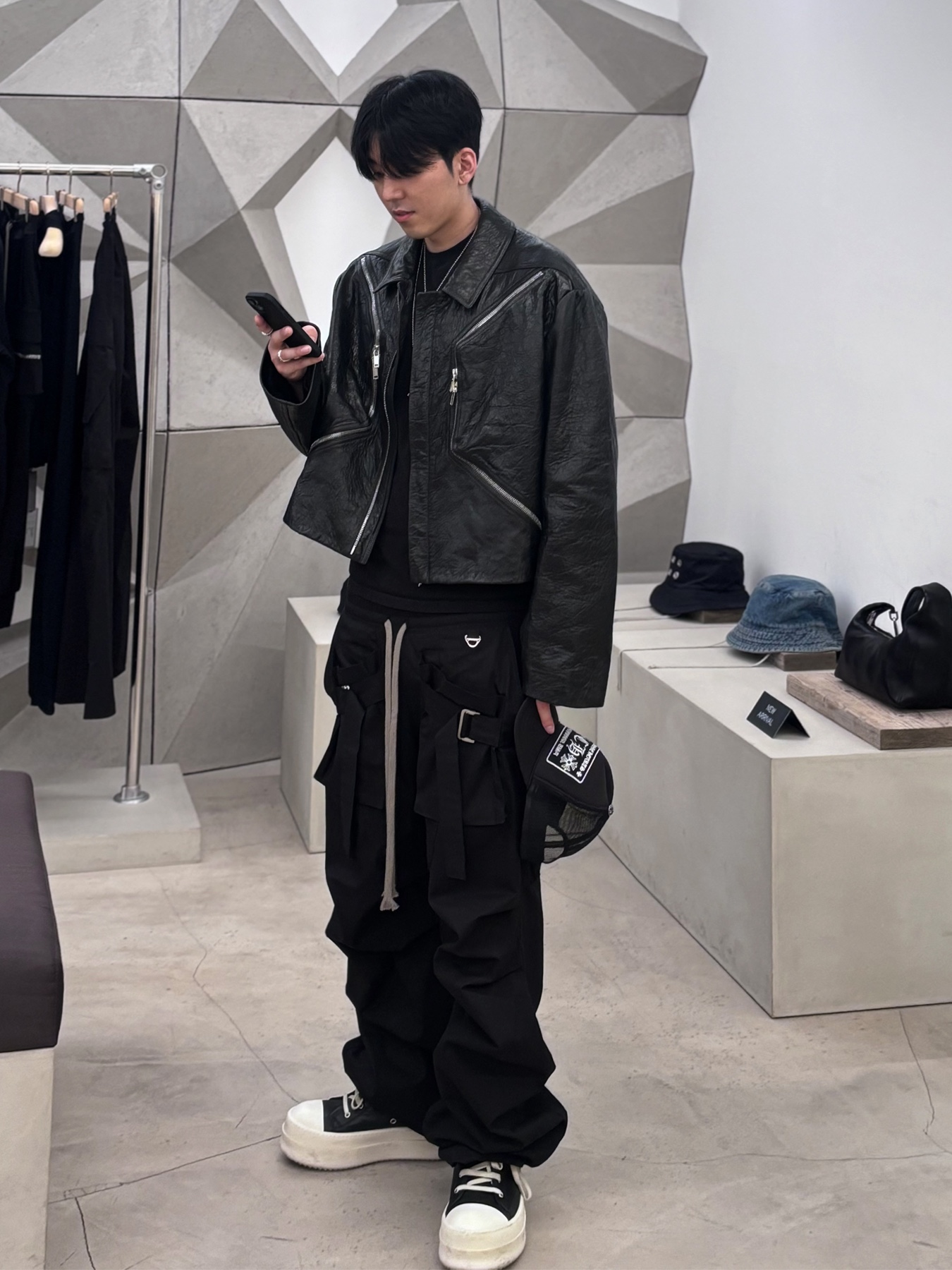 Wapworks Wide Safety Cargo Pants Black, Chrome Hearts CH Hollywood Trucker Hat Black 착용 스타일 - 1