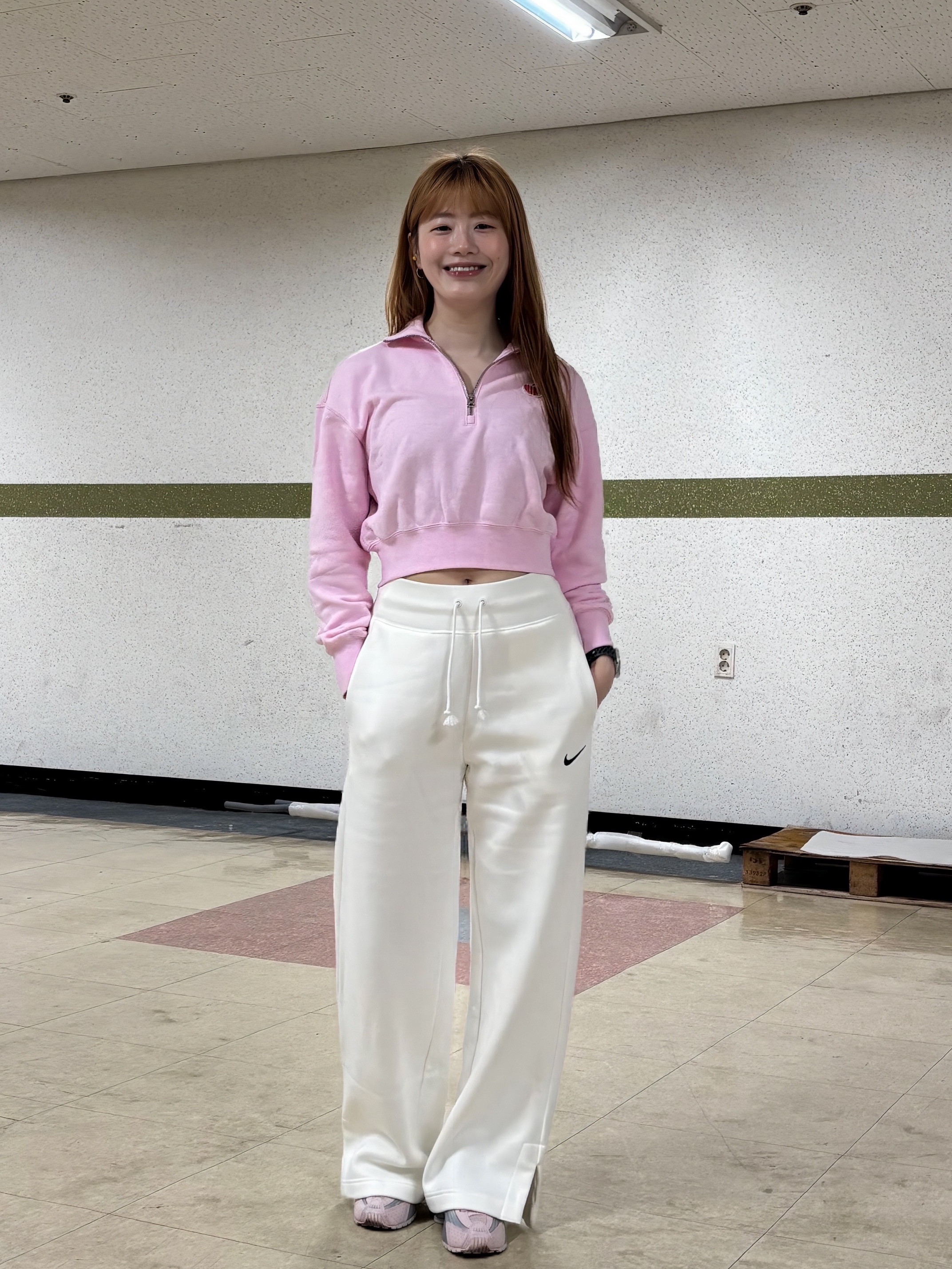 (W) Nike Shox R4 Barely Rose Metallic Platinum, (W) Nike NSW Phoenix Fleece 1/2 Zip Cropped Sweatshirt Pink Foam (HV8731-663) 착용 스타일 - 9