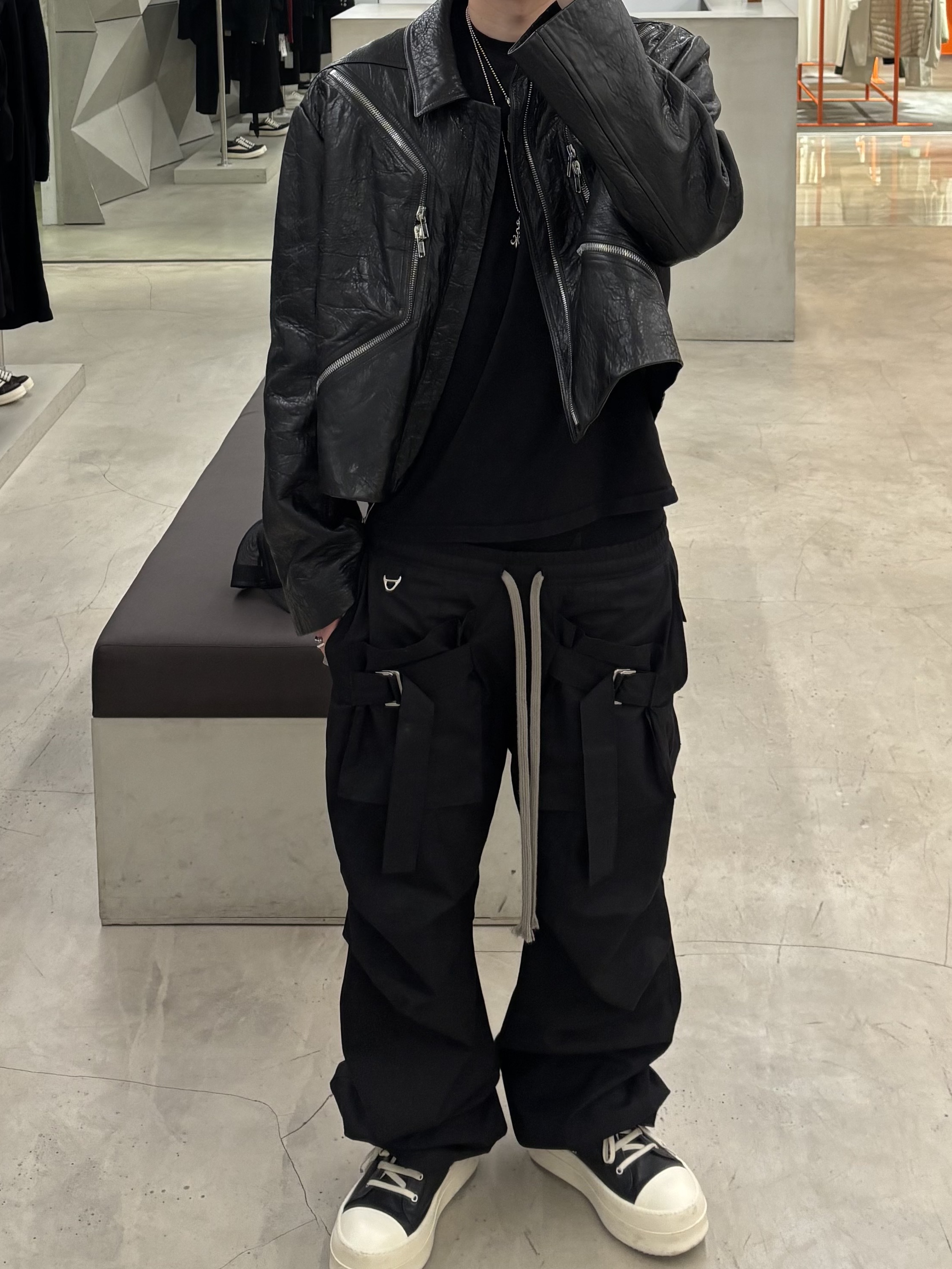 Wapworks Wide Safety Cargo Pants Black, Chrome Hearts CH Hollywood Trucker Hat Black 착용 스타일 - 2