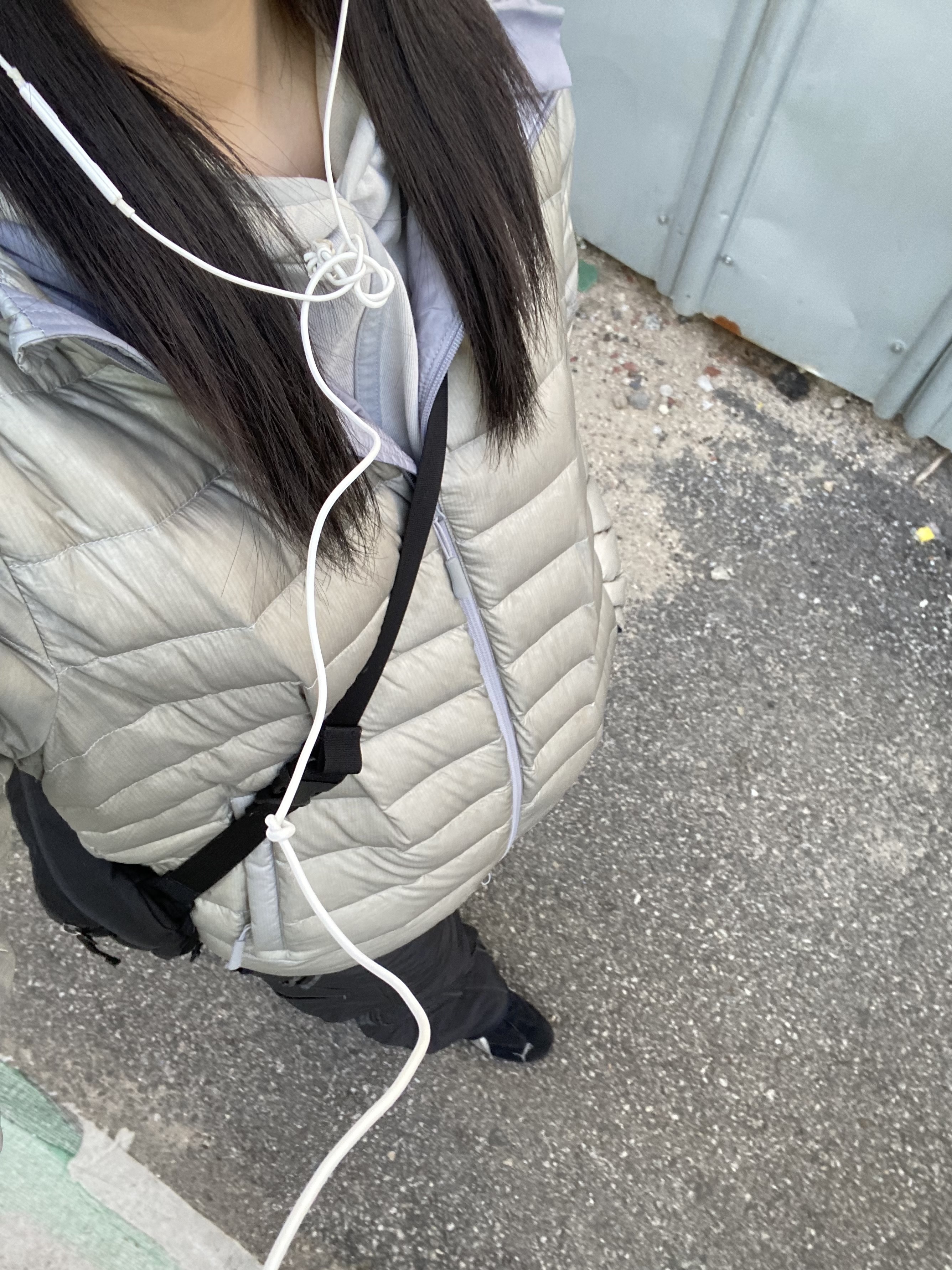 Sansan Gear Suffix Puffer Jacket Grey - 24FW, Arc'teryx Mantis 2 Waistpack Black 착용 스타일