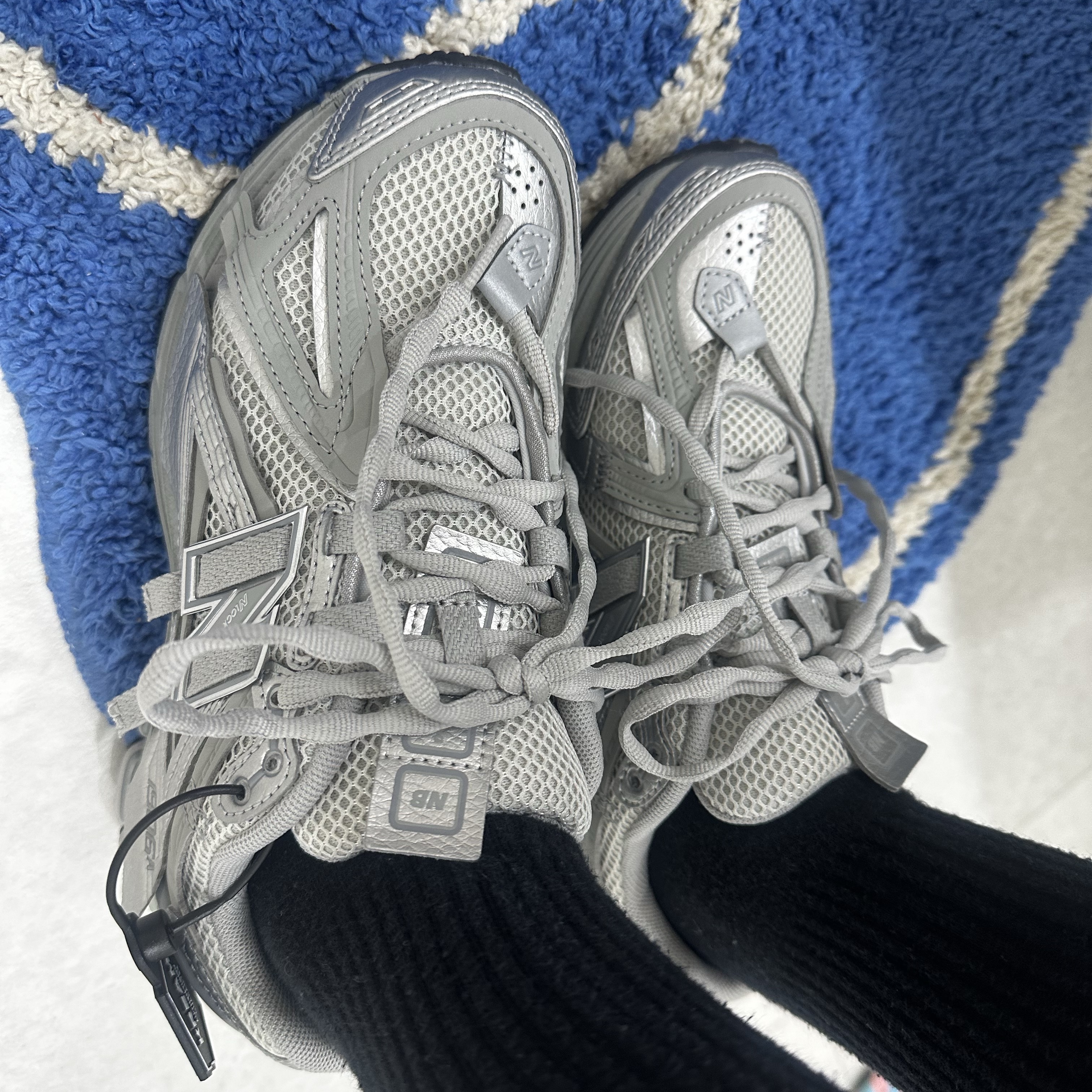 New Balance 1906A Concrete Silver Metallic 착용 스타일 - 2