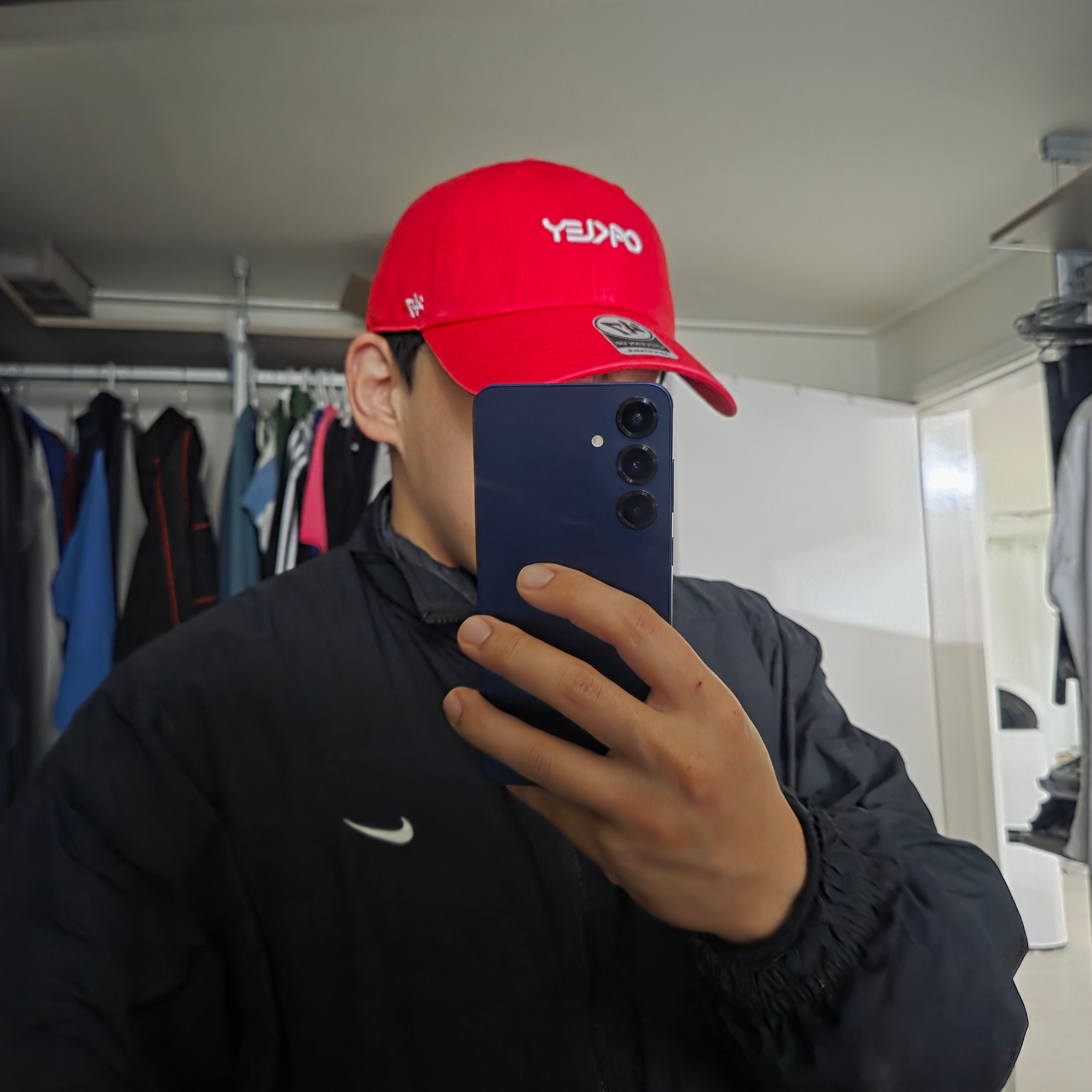Oakley Remix Dad Hat Red Line 착용 스타일 - 2