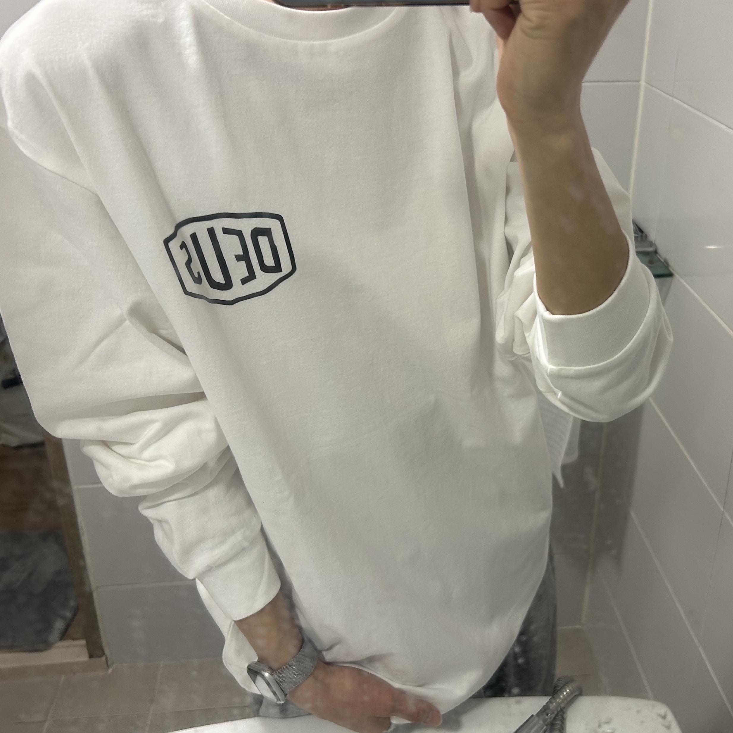 [6% 적립] Deus Ex Machina Seoul College Address Ls Tee White 착용 스타일