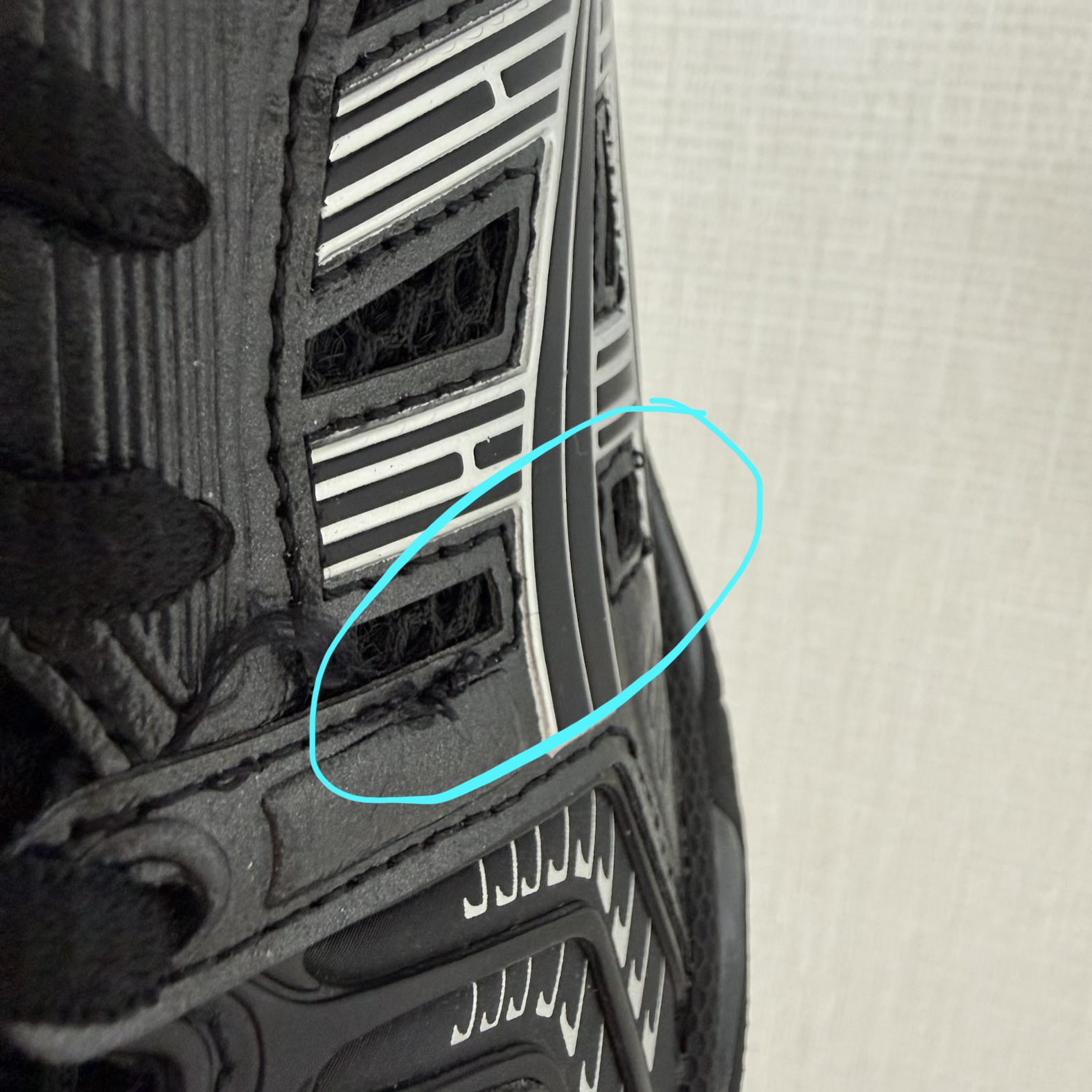 Asics Gel-Kayano 14 Black Pure Silver 착용 스타일 - 2