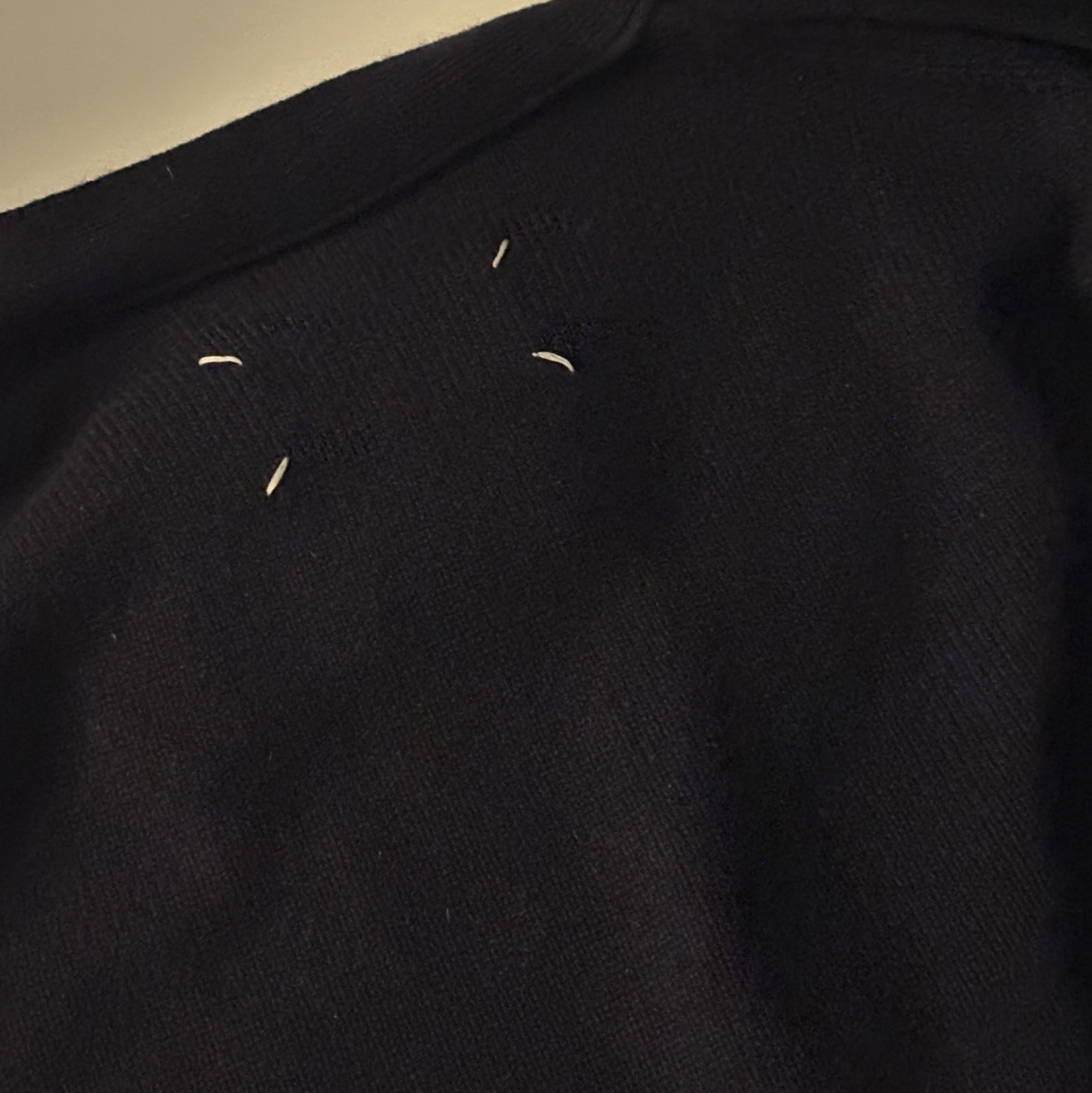 Maison Margiela Cashmere Cardigan Navy 착용 스타일