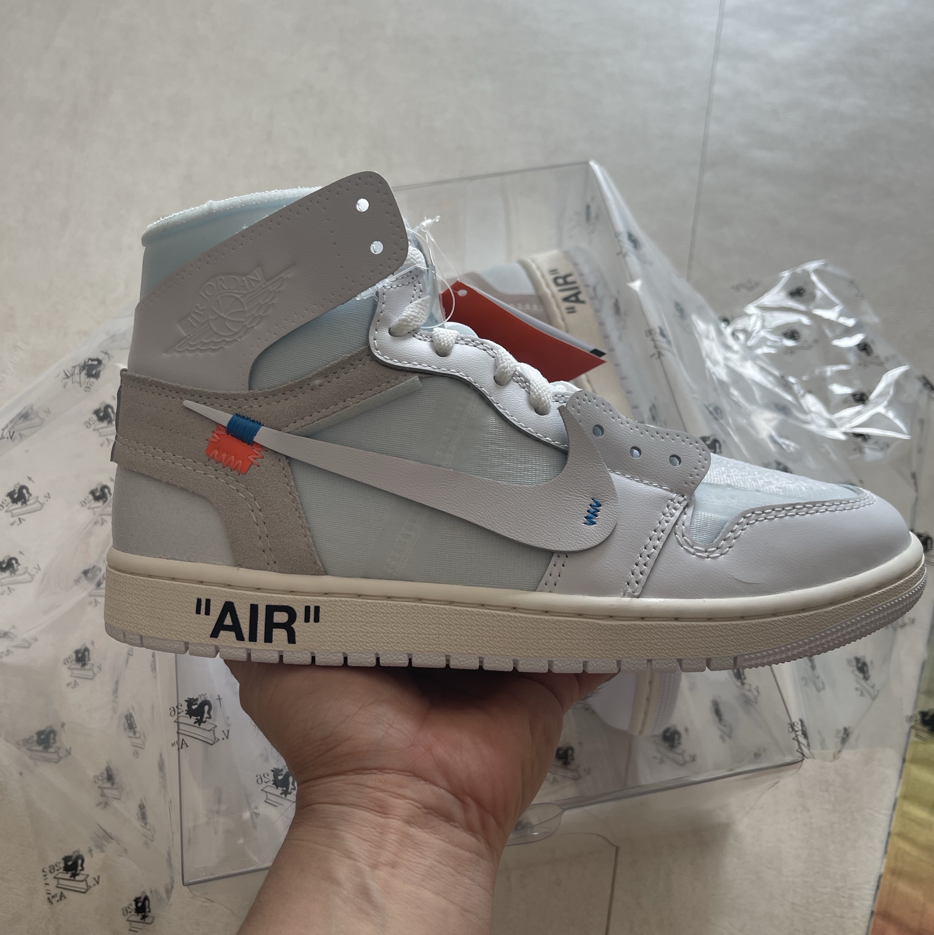 Jordan 1 x Virgil Abloh Archive Retro High Alaska White 착용 스타일 - 1