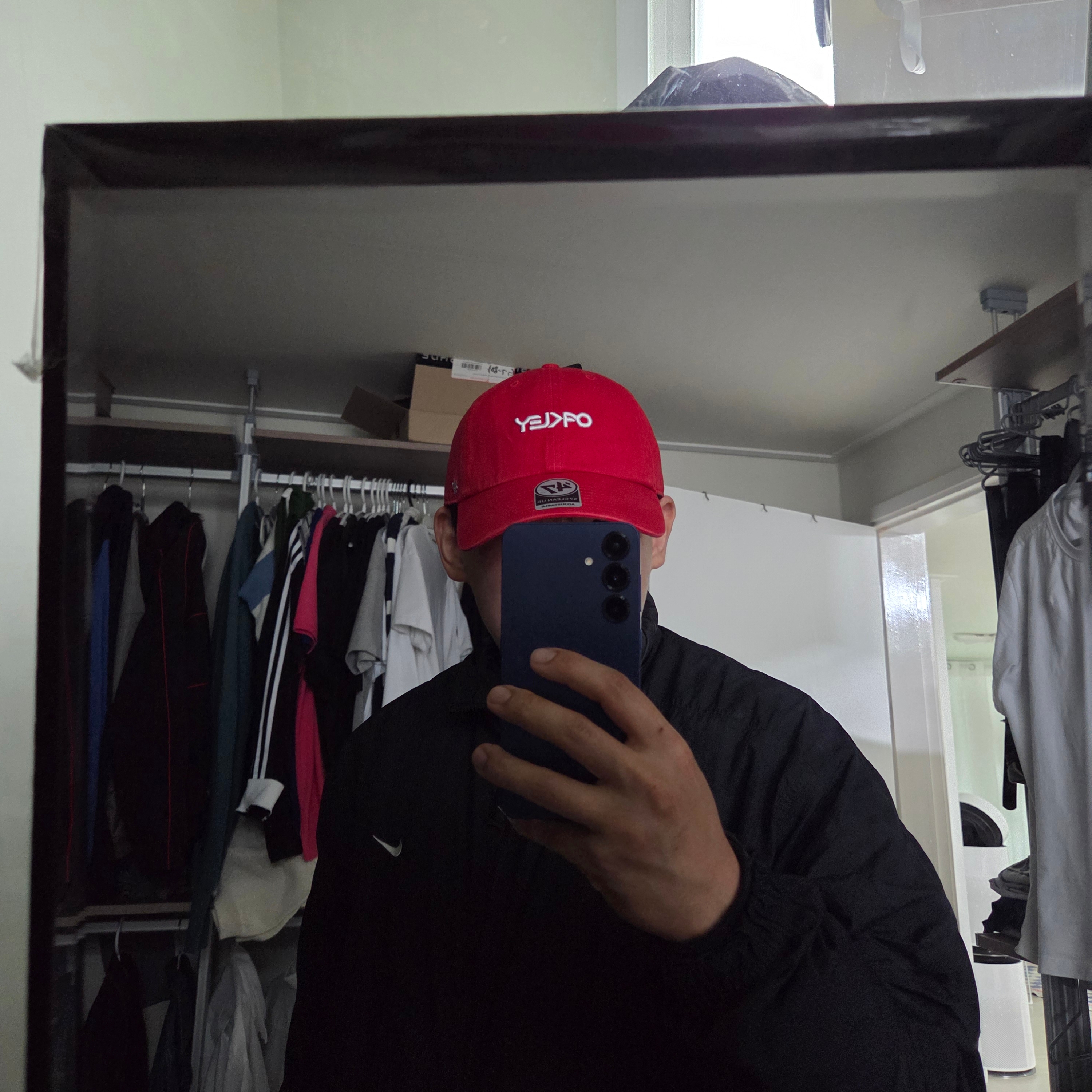 Oakley Remix Dad Hat Red Line 착용 스타일 - 1