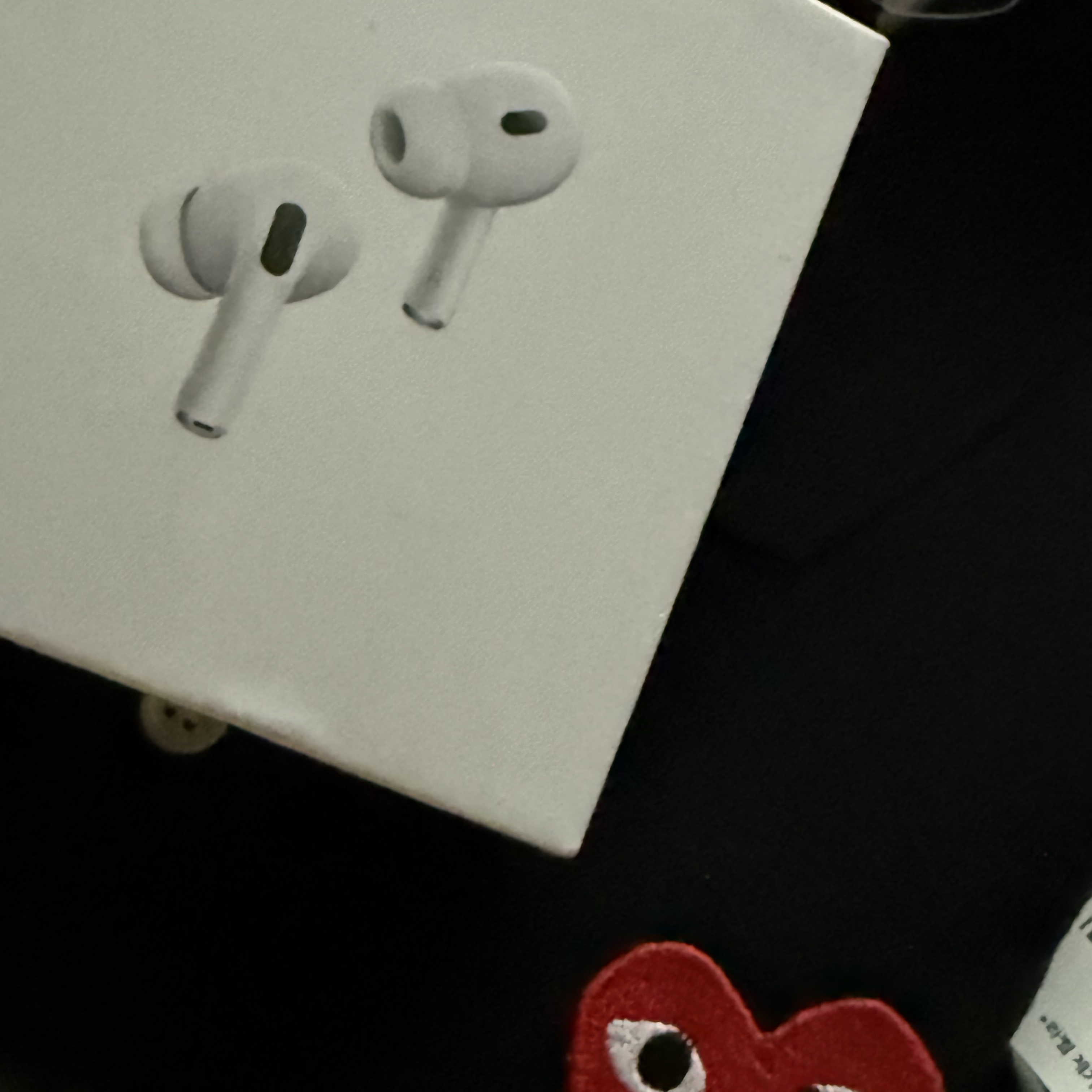 Play Comme des Garcons Red Heart Polo Shirt Black, Apple AirPods Pro 3rd Gen (Korean Ver.) 착용 스타일