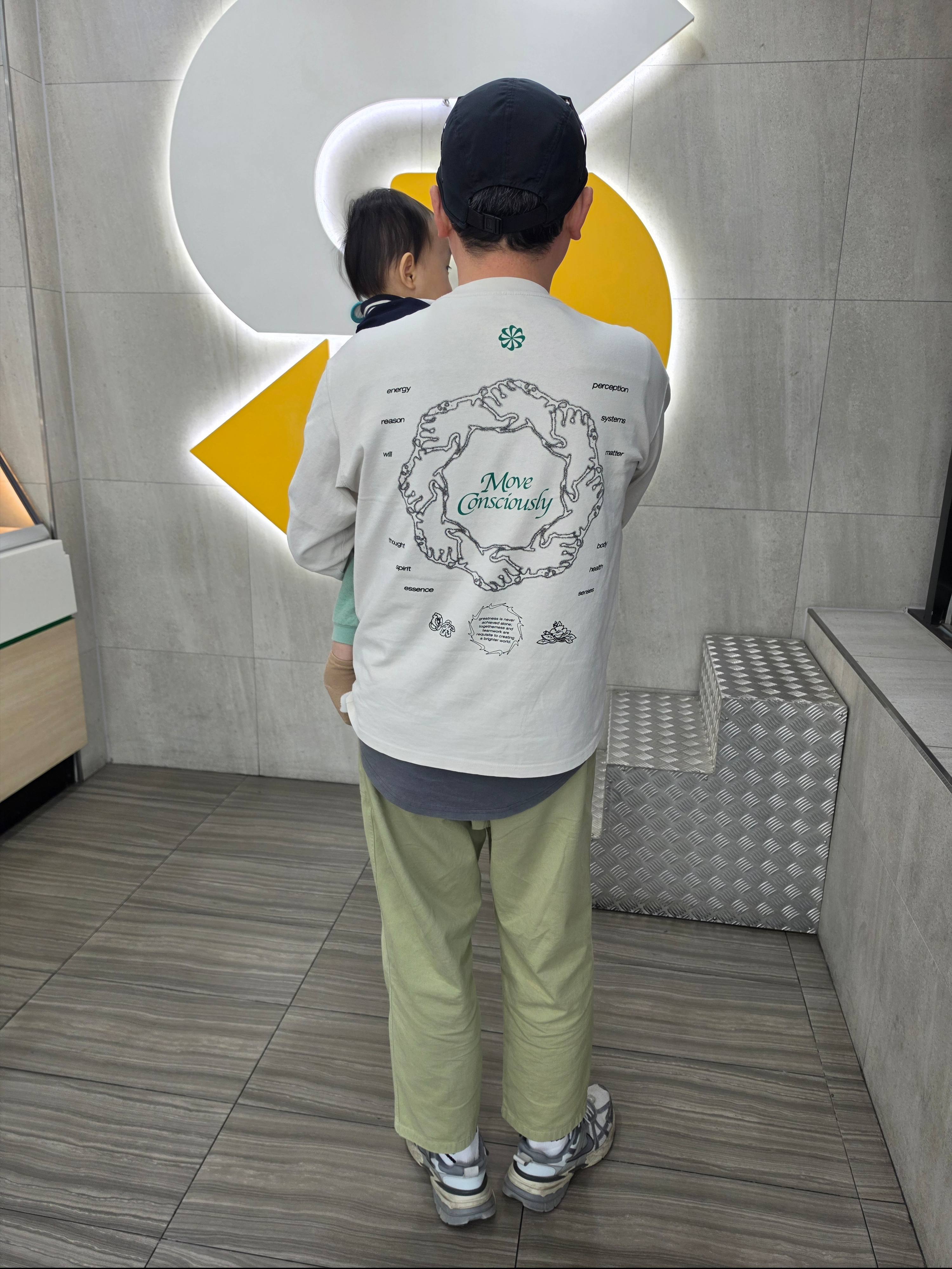 Nike NSW Sust Graphic LS T-Shirt Light Bone - Asia, Nike V2K Run Pure Platinum Wolf Grey 착용 스타일