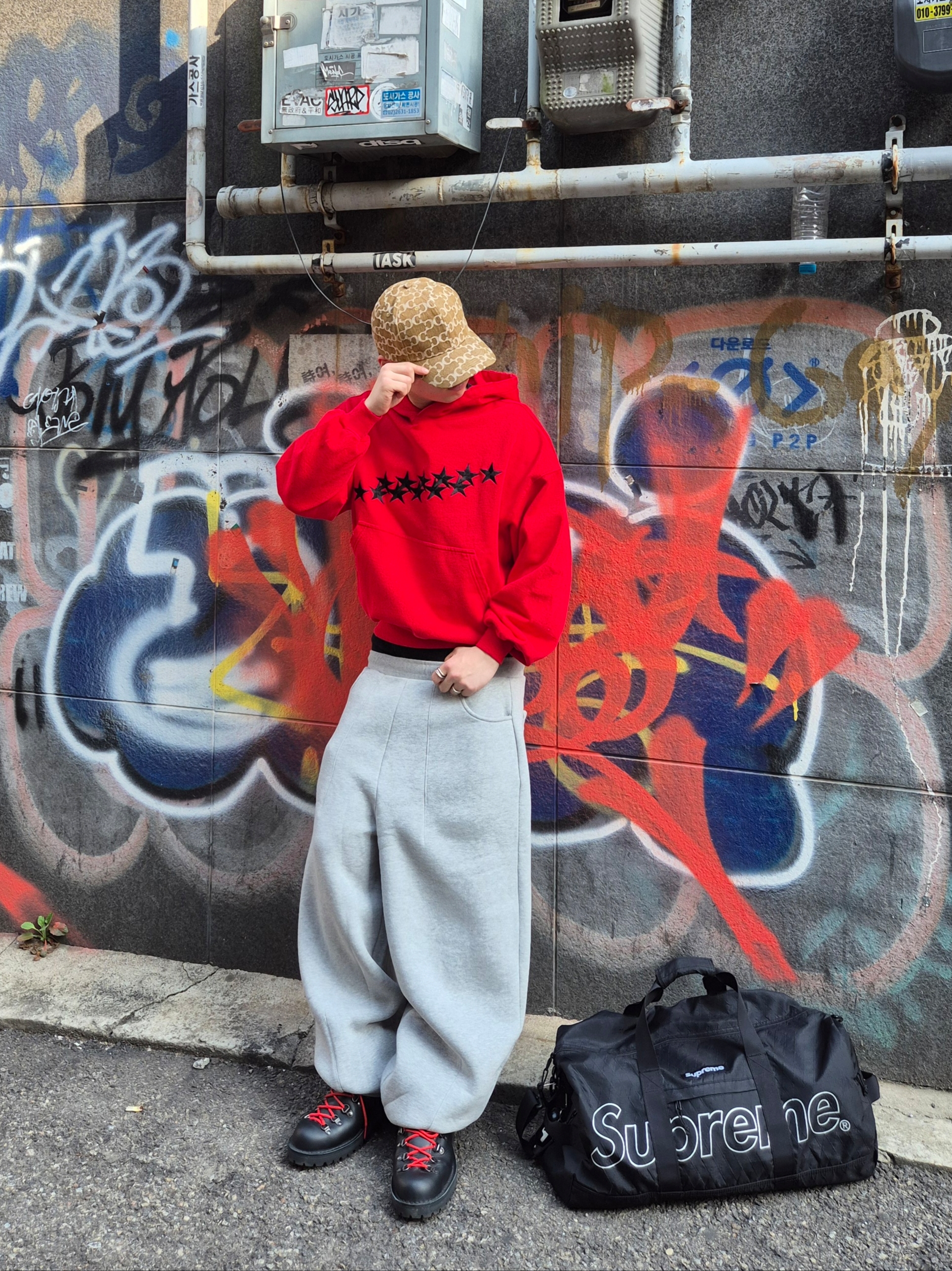 Supreme Duffle Bag Black - 18FW, Supreme Hanes Boxer Briefs Black (4 Pack) 착용 스타일 - 1