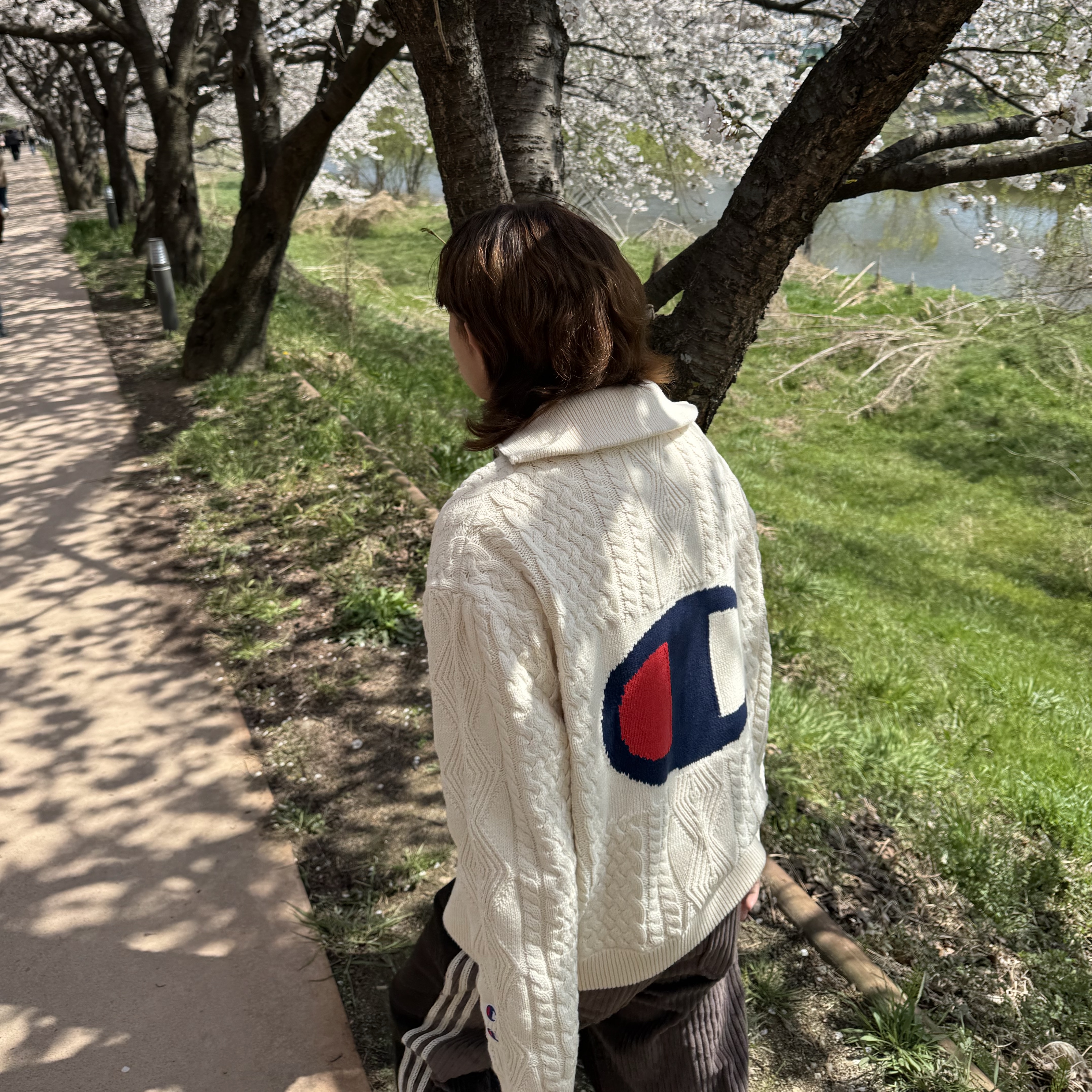 Zara x Champion Jacquard Cable Knit Cardigan Ecru, Dr. Martens Adrian Smooth Black 착용 스타일 - 2