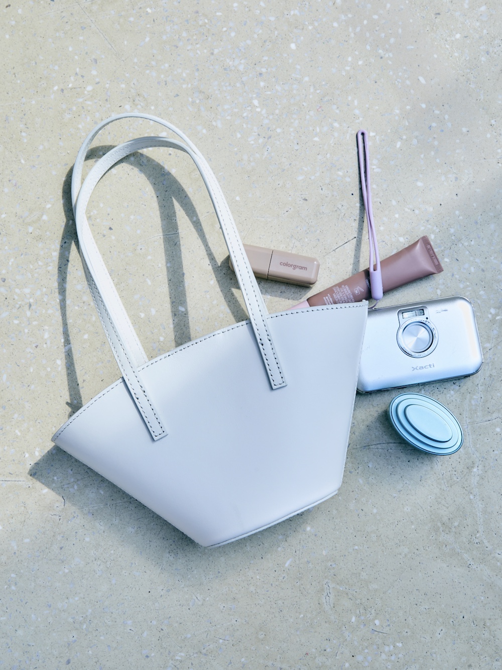 Amomento Women Mini Leather Bucket Bag White - 26SS 착용 스타일
