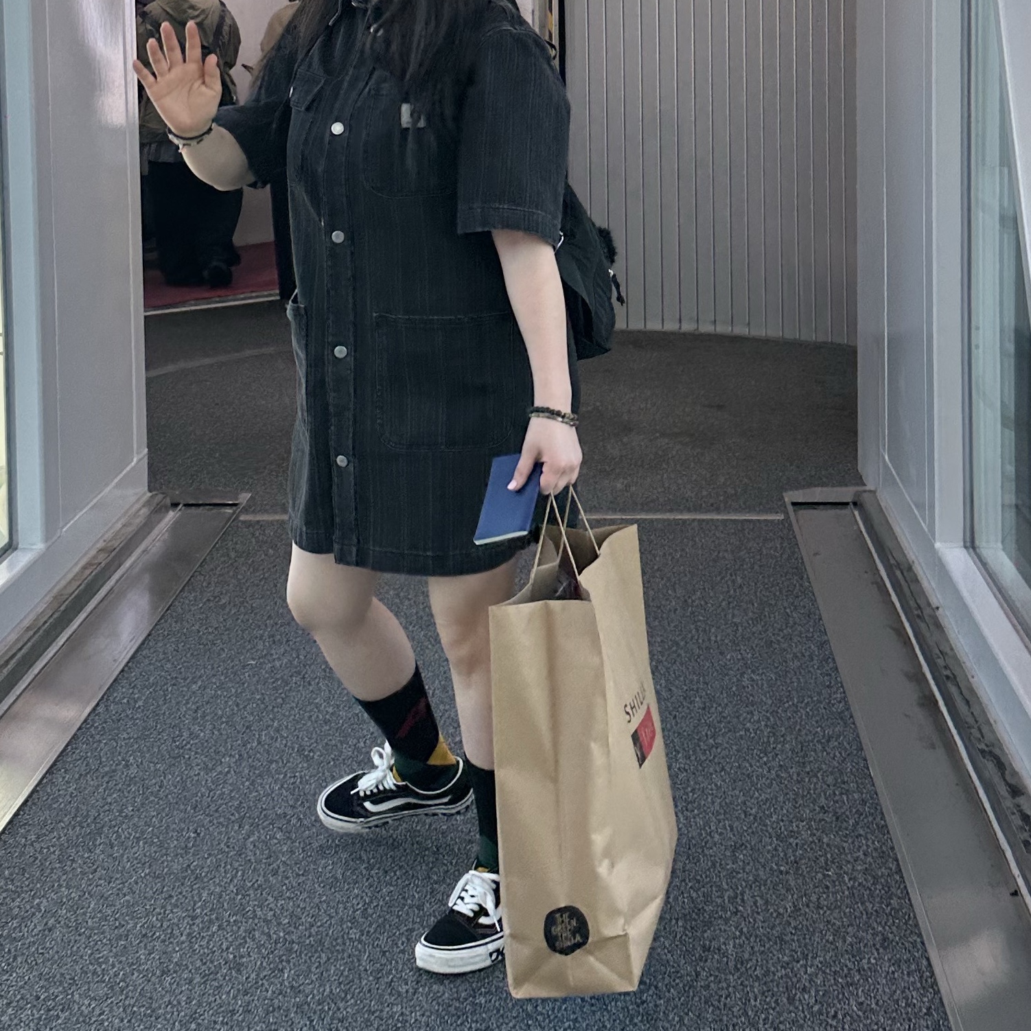 Vans x CDG OTW Old Skool Black, Barbour Transport Wax Jacket Black 착용 스타일 - 4