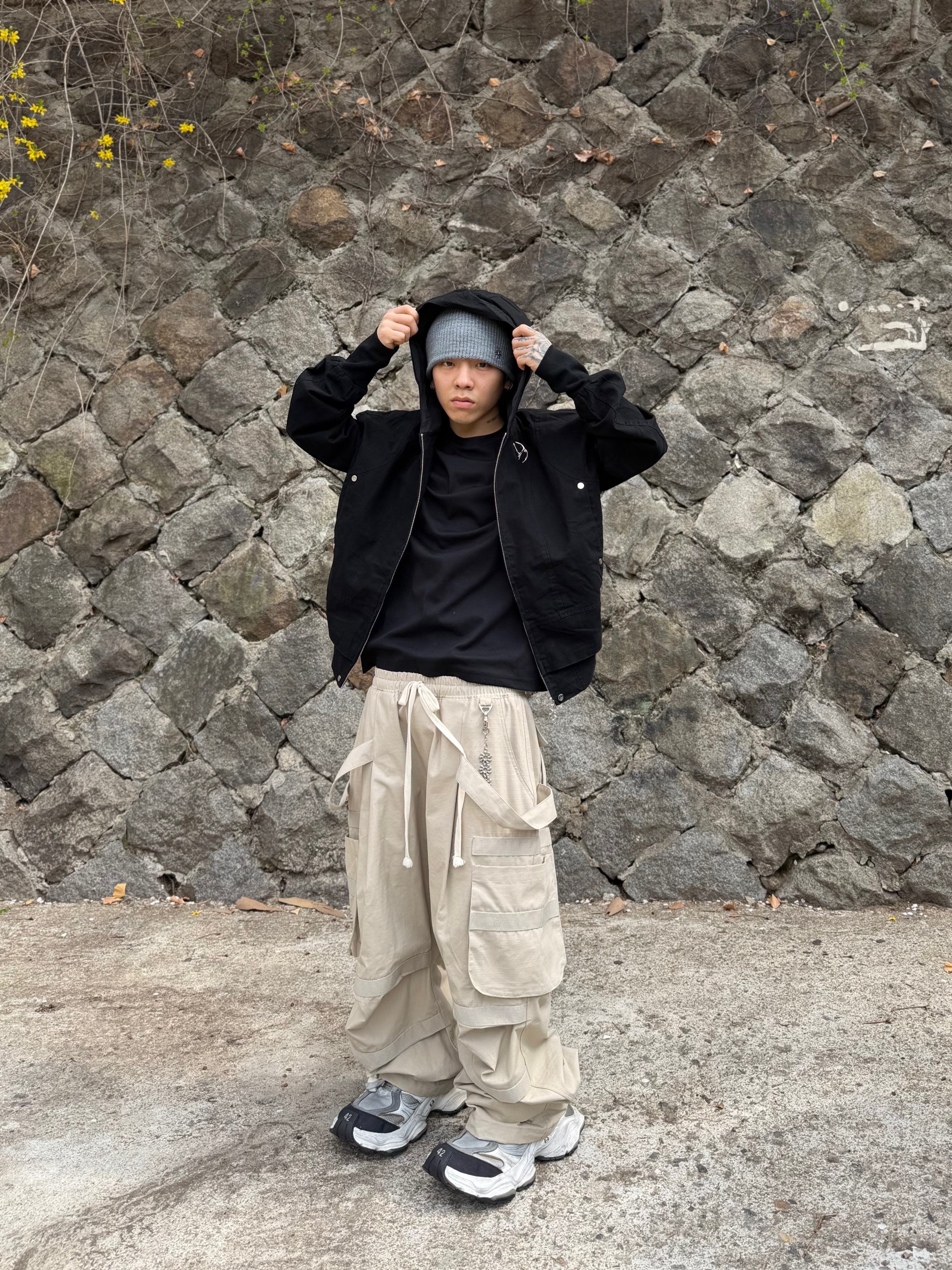 Balenciaga Cargo Sneakers White Grey, Wapworks Wide Safety Cargo Pants Beige 착용 스타일 - 1