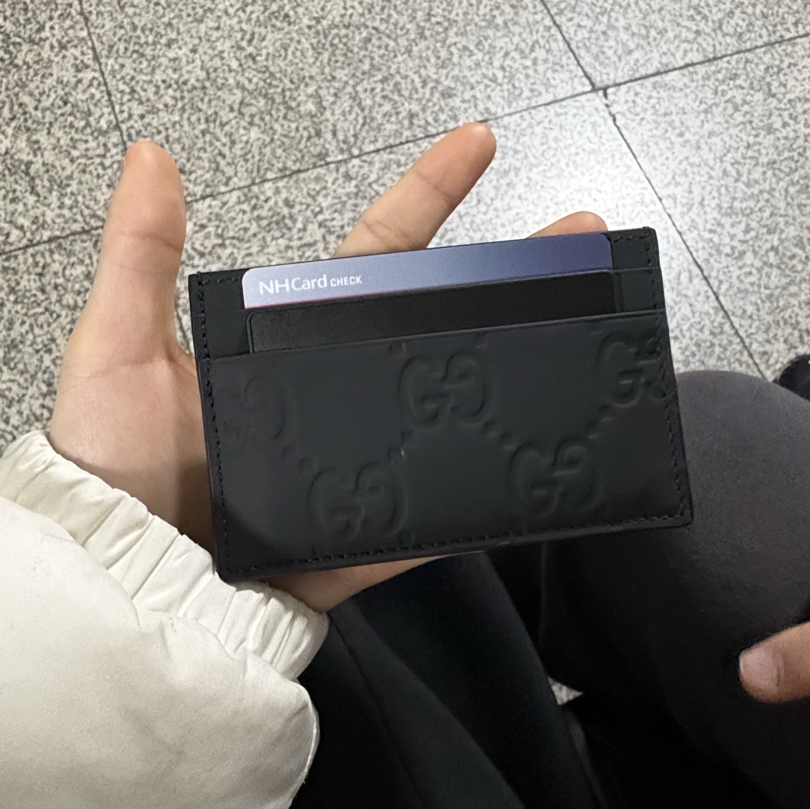 Gucci GG Rubber-Effect Card Case Black 착용 스타일 - 2