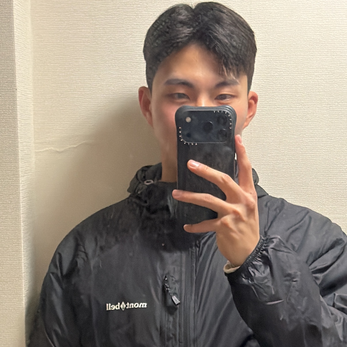 Montbell Wind Blast Hooded Jacket Black, Casetify iPhone MagSafe Ripple Case Black 착용 스타일
