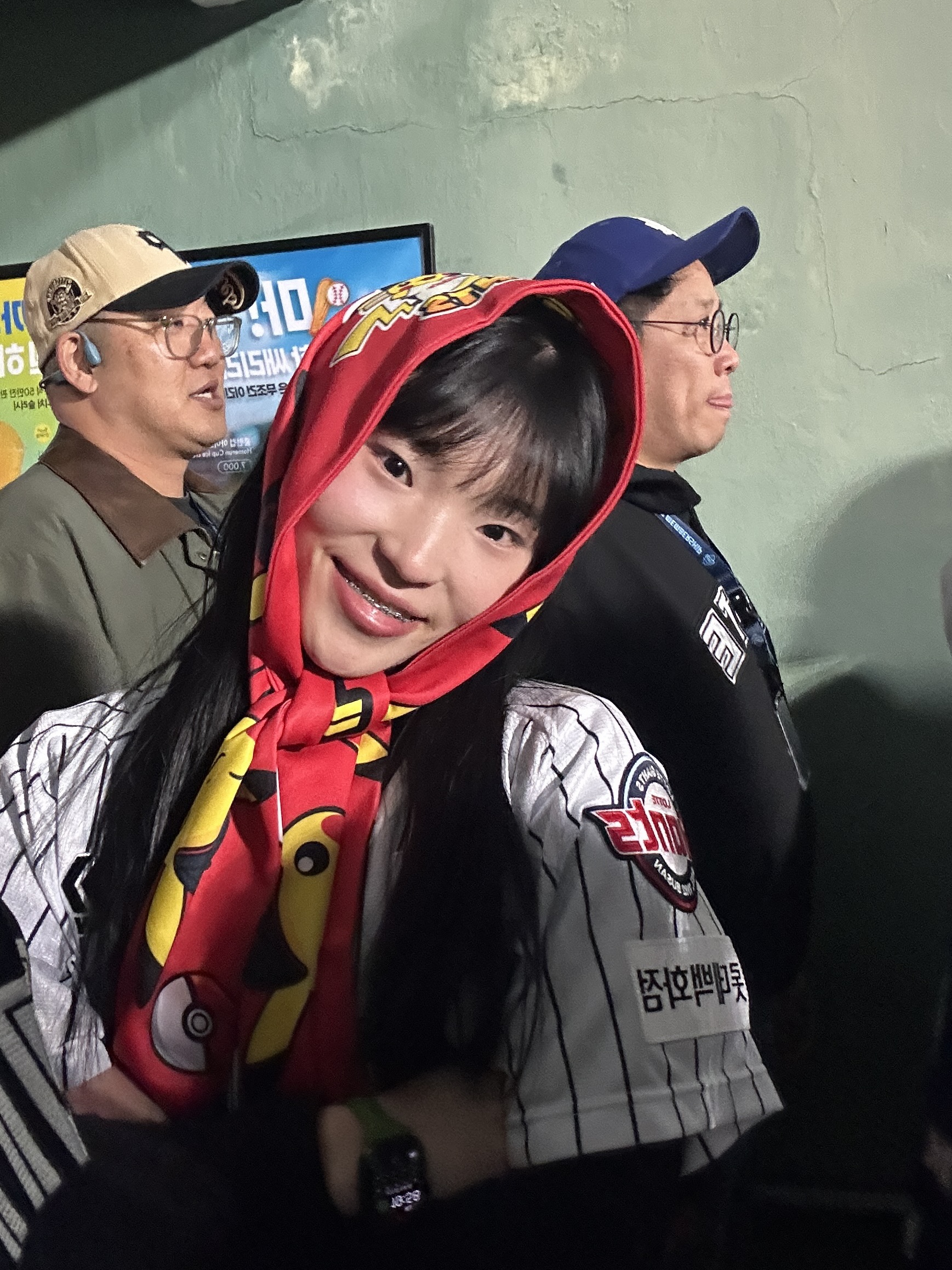 Lotte Giants Old Stripe Professional Uniform Multi (Non Marking Ver.), Pokemon x Lotte Giants Pikachu Scarf Red Black 착용 스타일 - 2