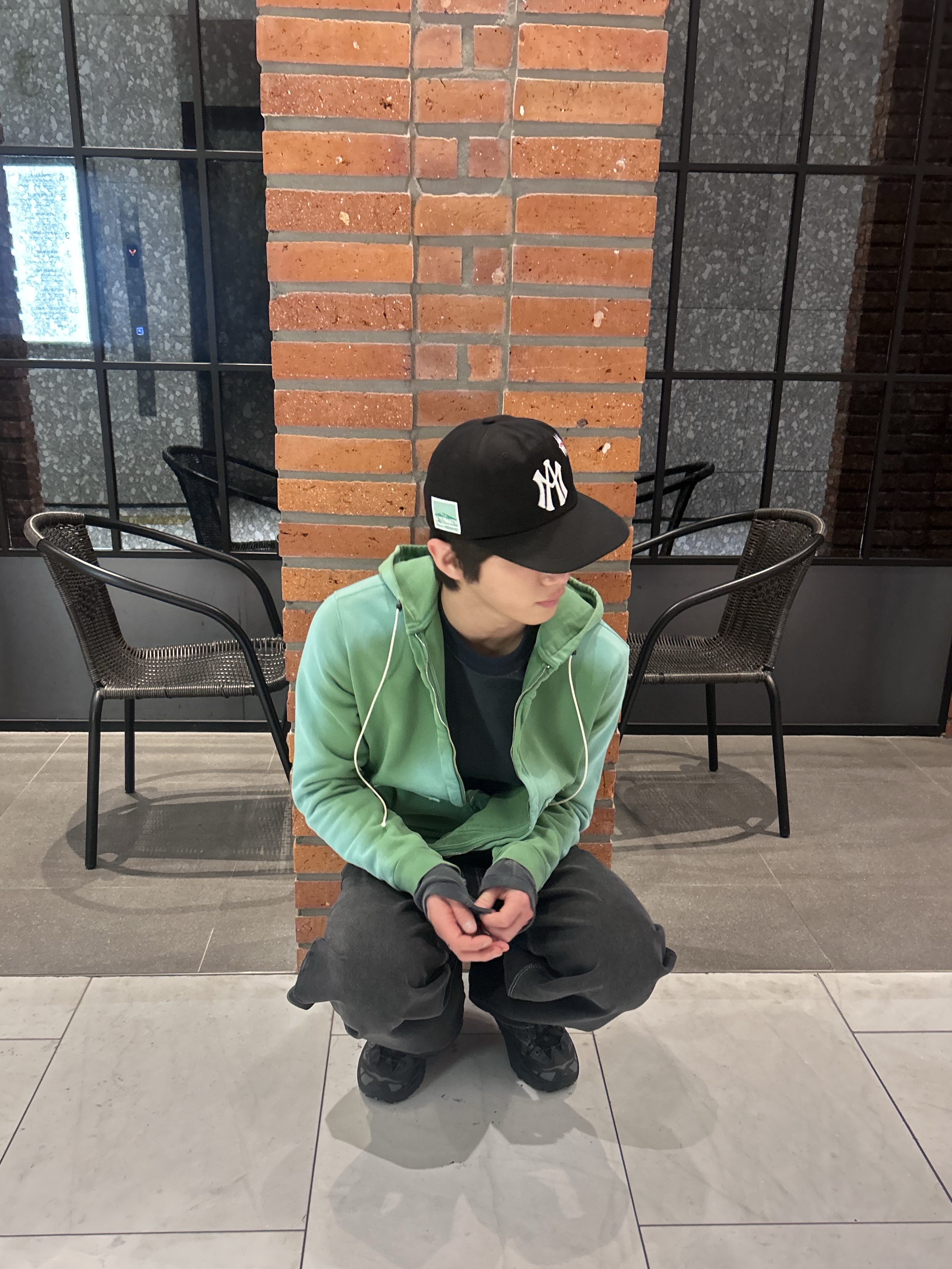 Aftermath Atm Logo Ball Cap Black, Camiel Fortgens Normal Tee LS Navy - 25FW 착용 스타일 - 1