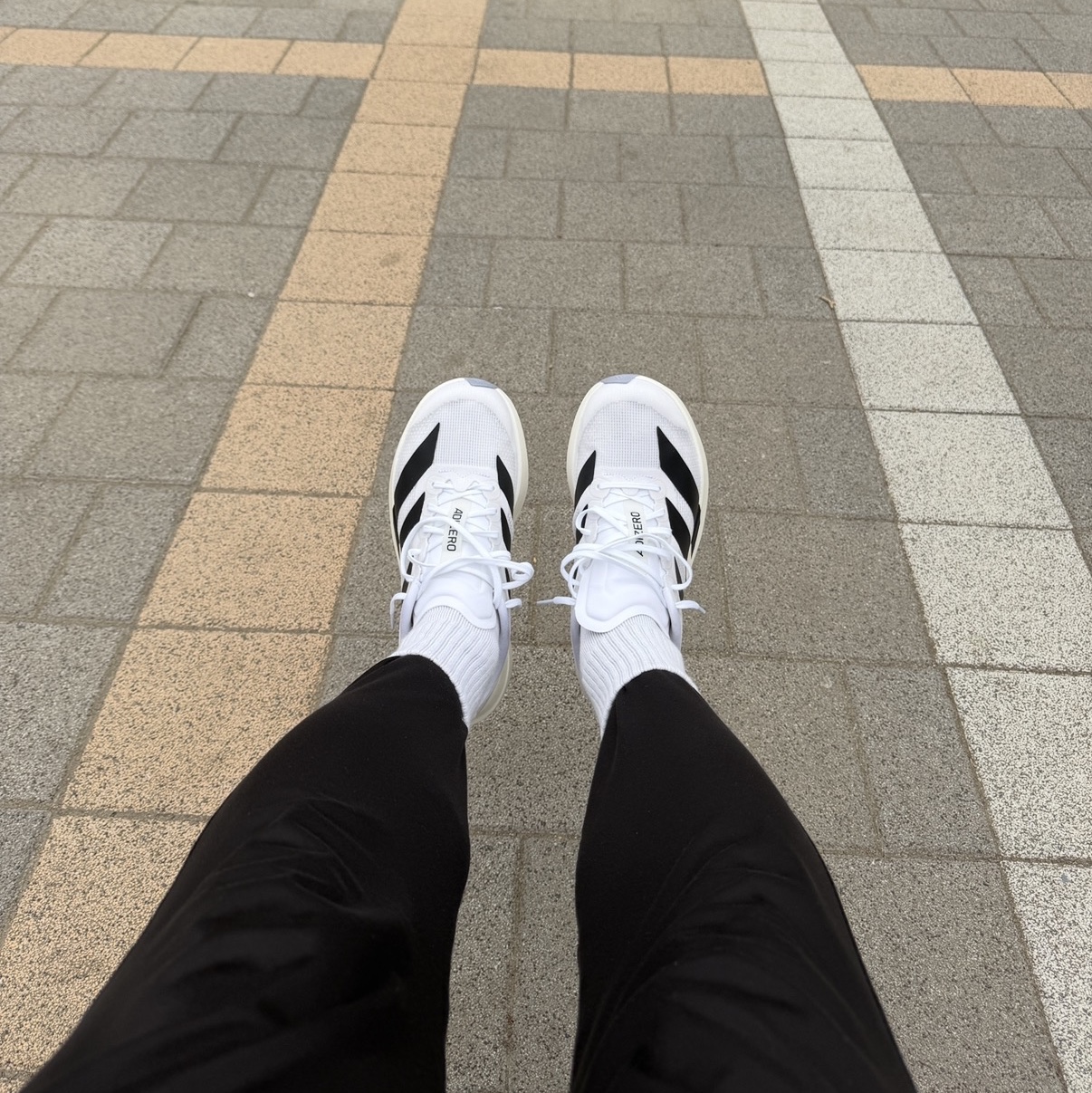 Adidas Adizero EVO SL Cloud White Core Black 착용 스타일 - 2