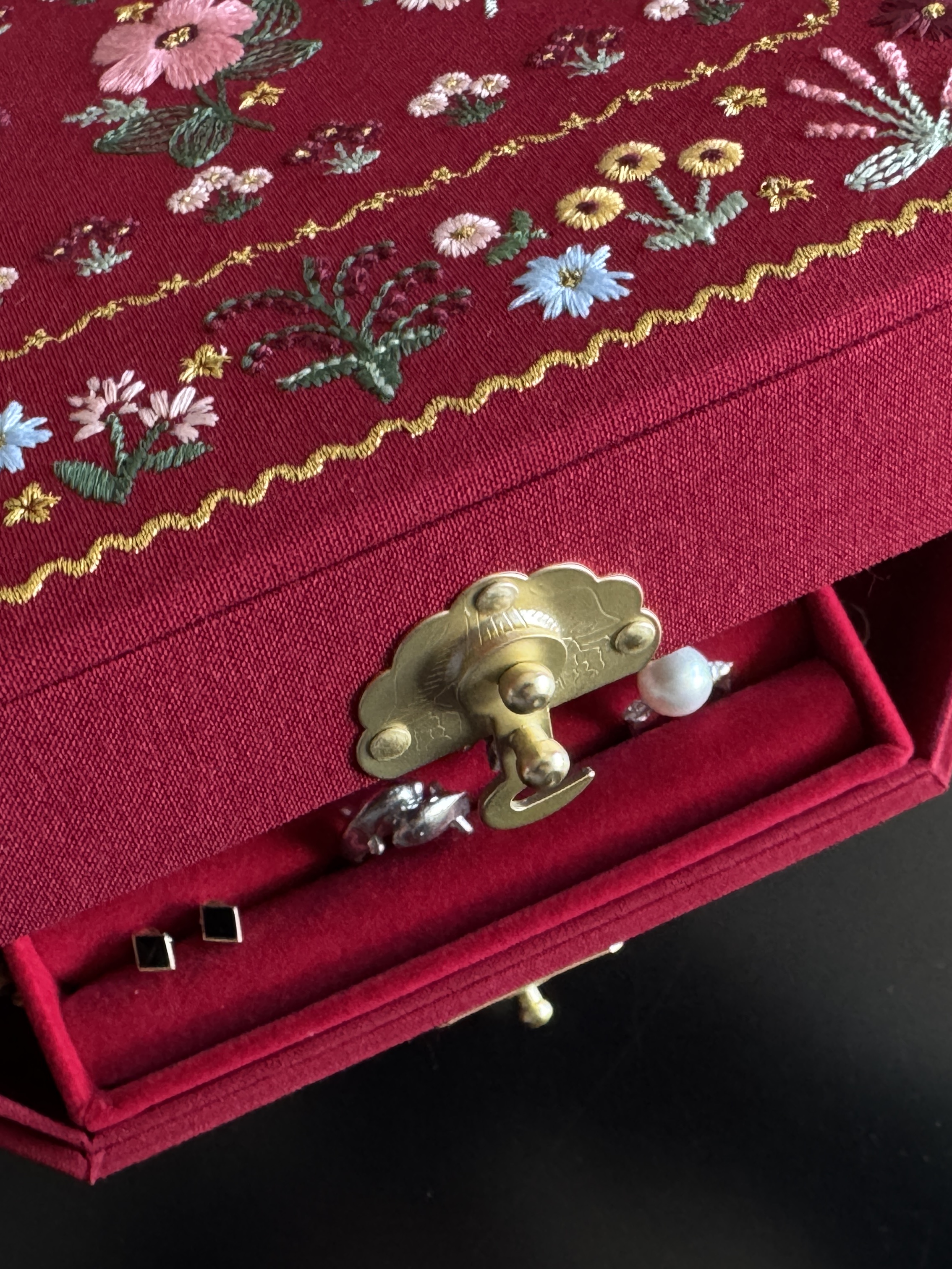 RIFLE PAPER CO. Gemma Embroidered Jewelry Box 착용 스타일 - 2