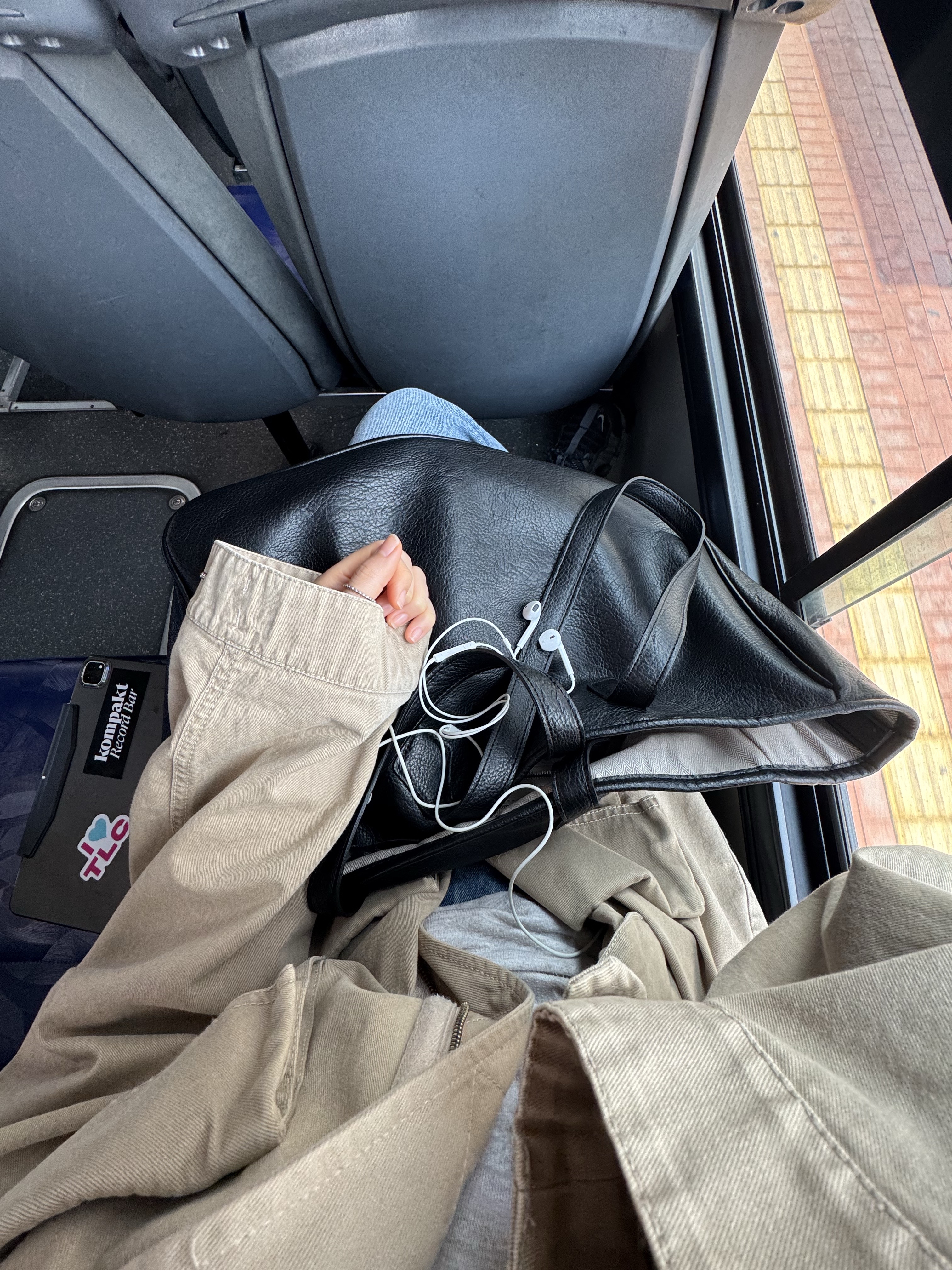 Nike ISPA Link Black and Medium Olive, Apple iPad Pro 6th Gen 12.9-inch Wifi 128GB Space Gray (Korean Ver.) 착용 스타일