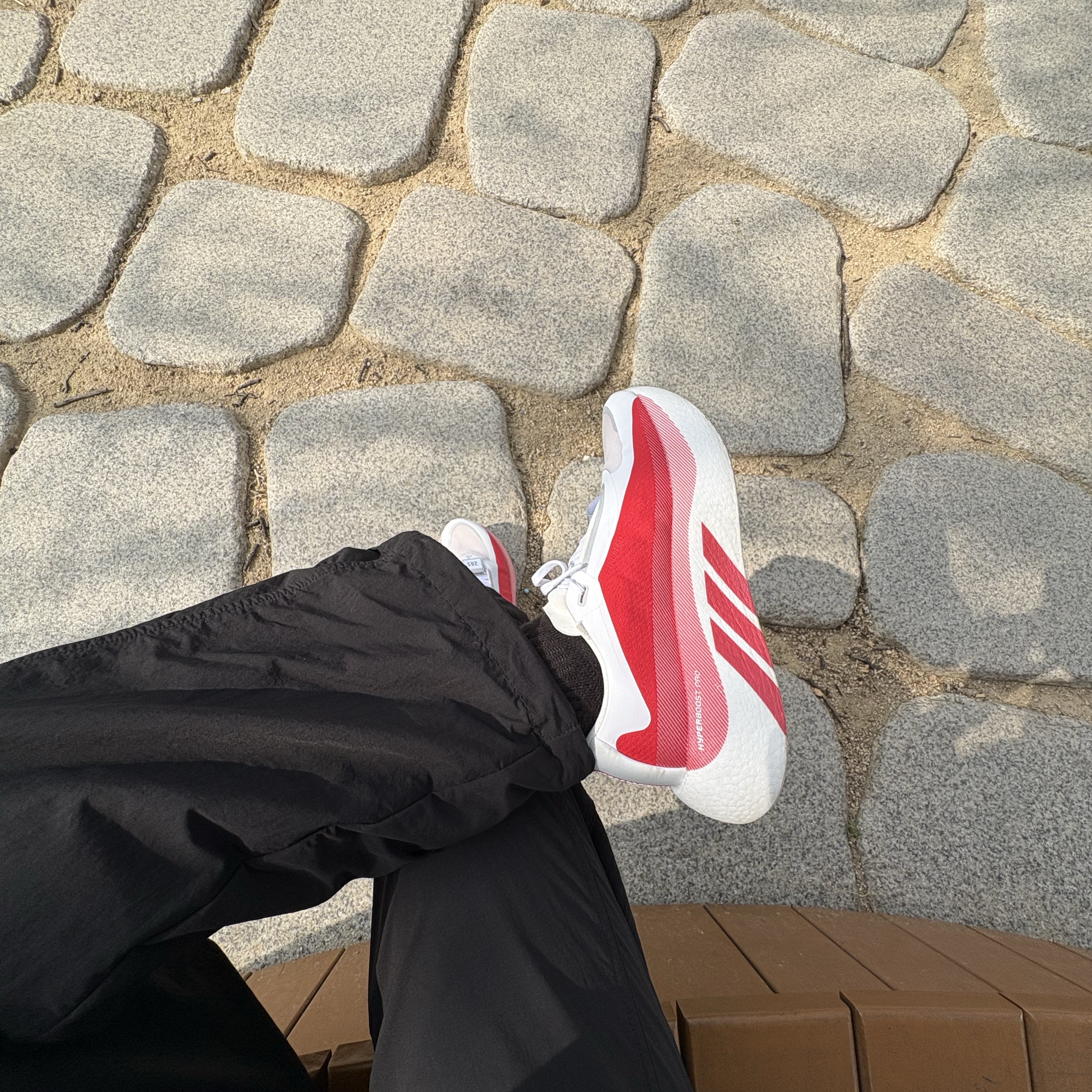 Adidas Hyperboost Edge Cloud White Pure Ruby 착용 스타일