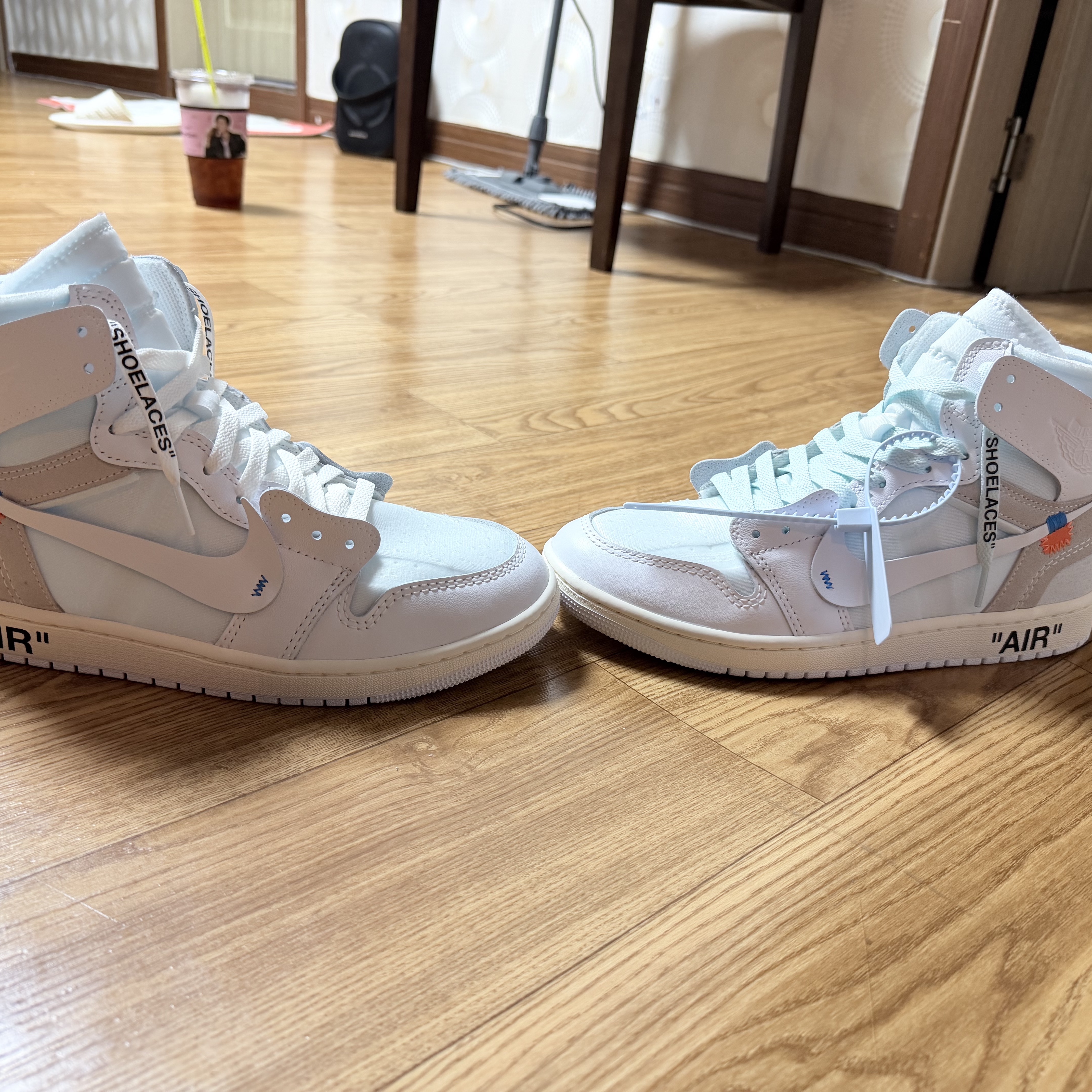 Jordan 1 x Virgil Abloh Archive Retro High Alaska White, Jordan 1 x Travis Scott x Fragment Retro Low OG SP Military Blue 착용 스타일 - 1