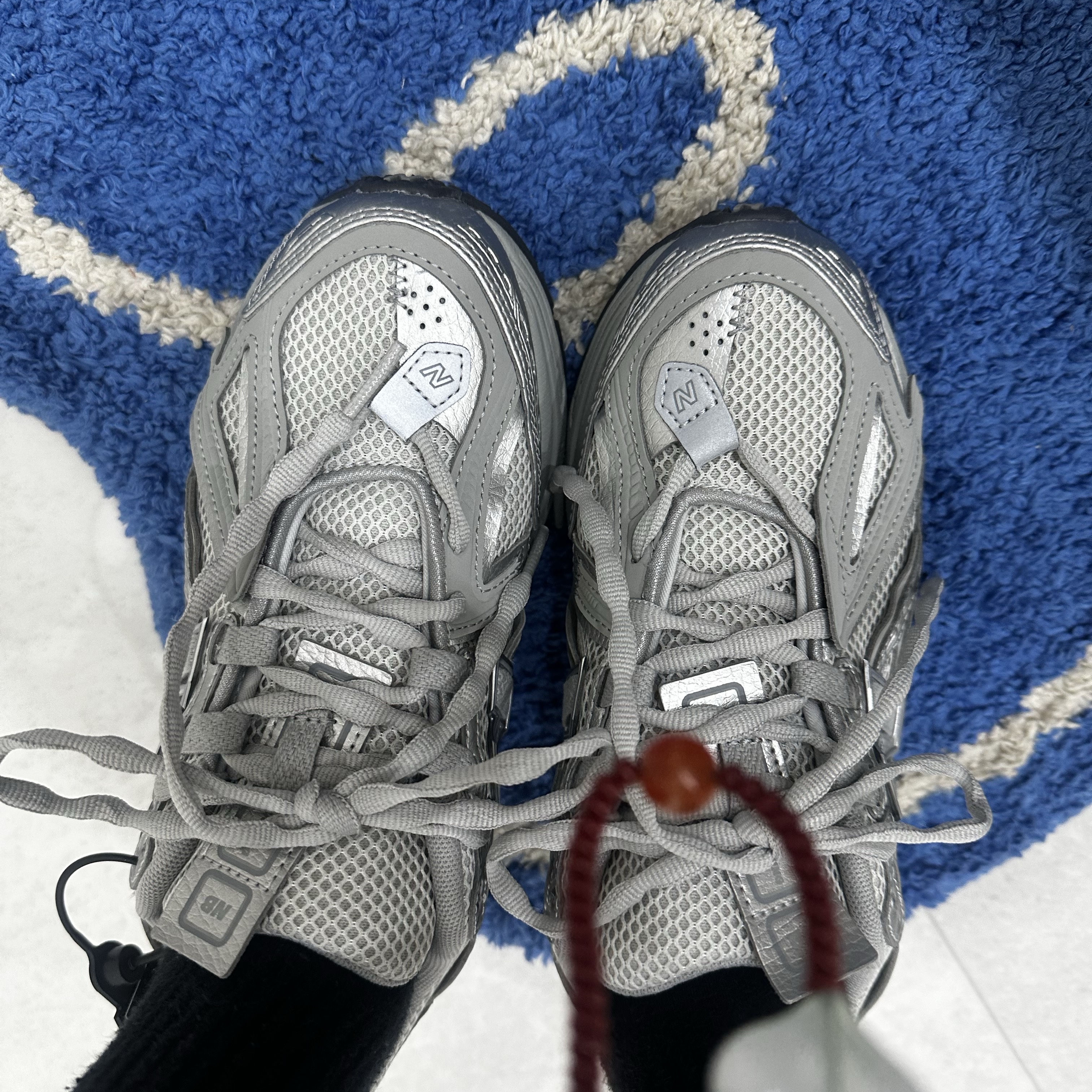New Balance 1906A Concrete Silver Metallic 착용 스타일 - 1