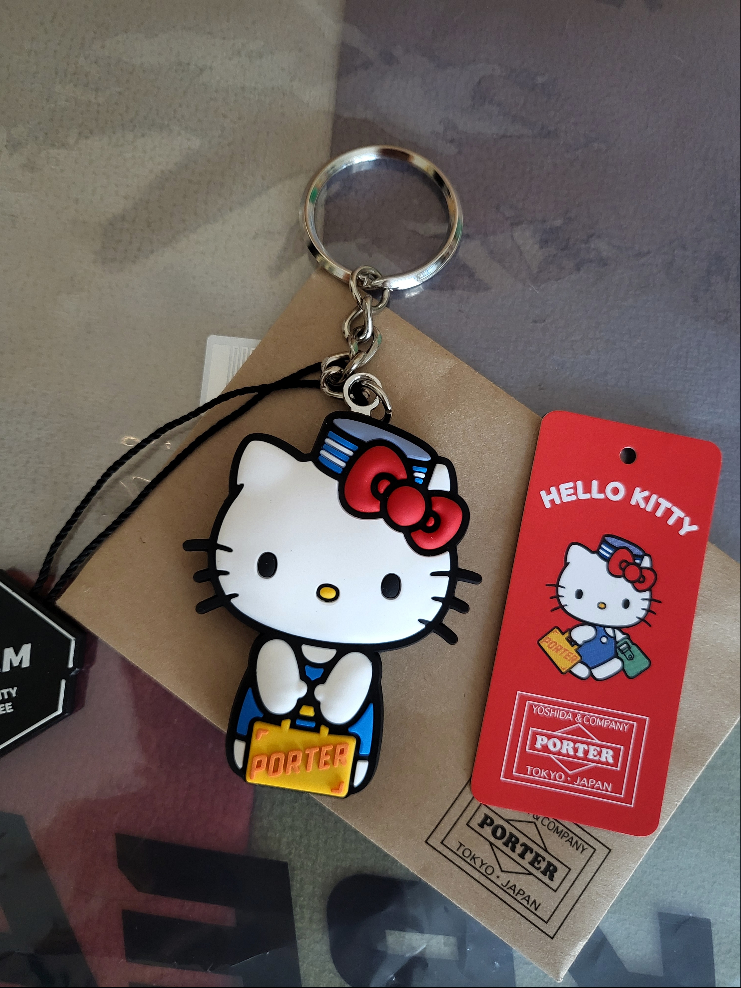 Porter x Hello Kitty Key Charm 착용 스타일 - 1