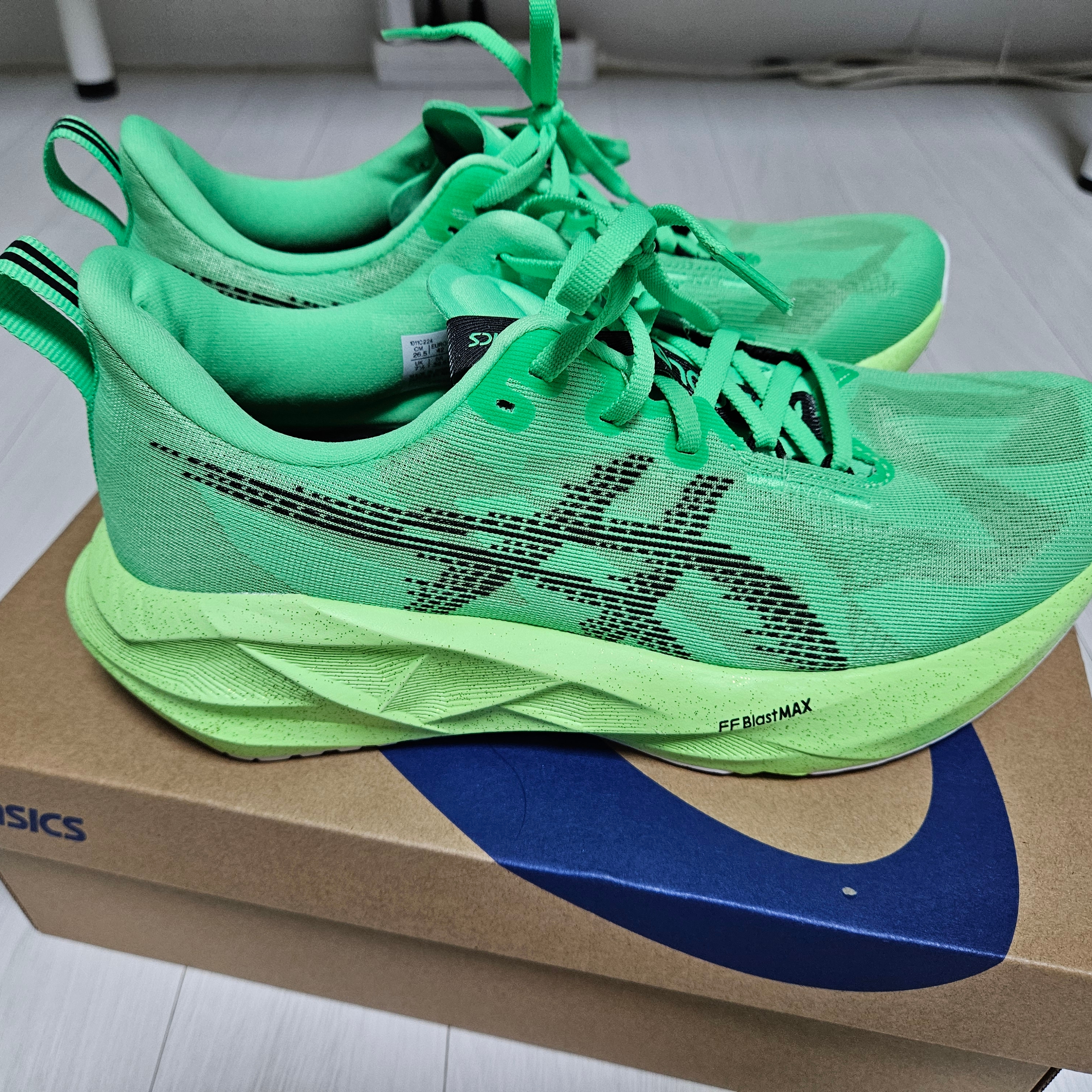 Asics Novablast 5 Ekiden Vital Green Black 착용 스타일 - 1