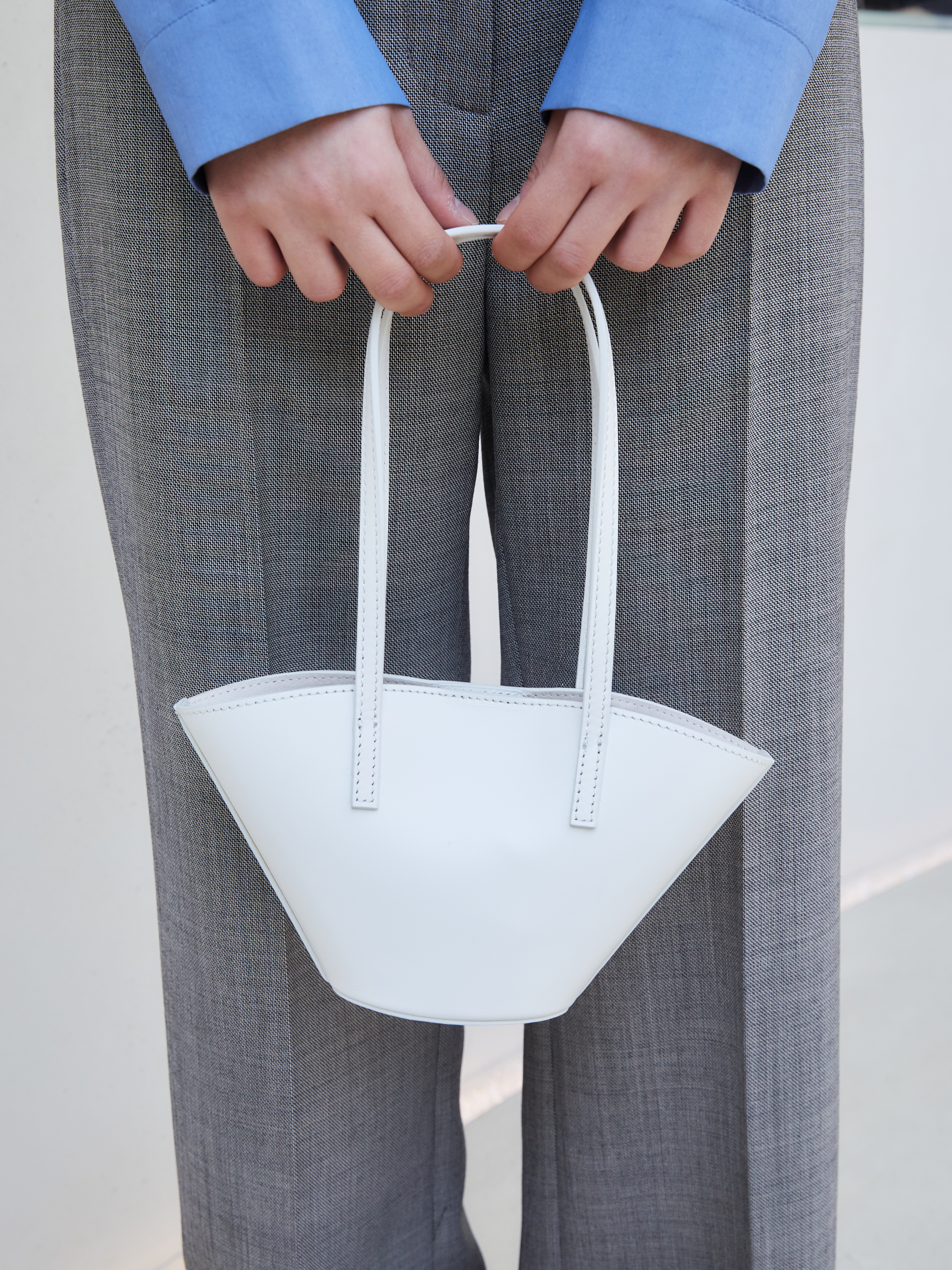Amomento Women Mini Leather Bucket Bag White - 26SS 착용 스타일 - 2