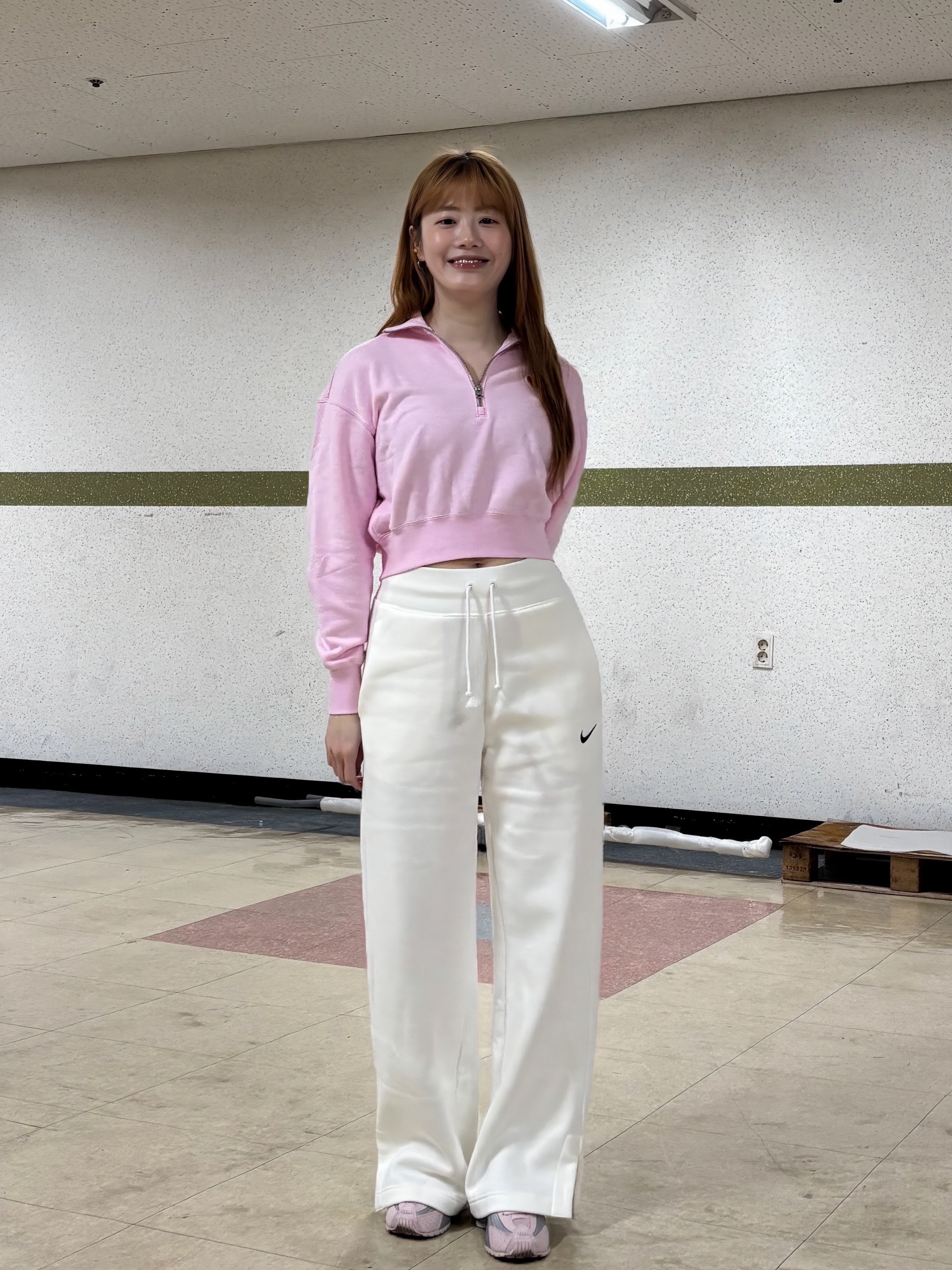 (W) Nike Shox R4 Barely Rose Metallic Platinum, (W) Nike NSW Phoenix Fleece 1/2 Zip Cropped Sweatshirt Pink Foam (HV8731-663) 착용 스타일 - 5