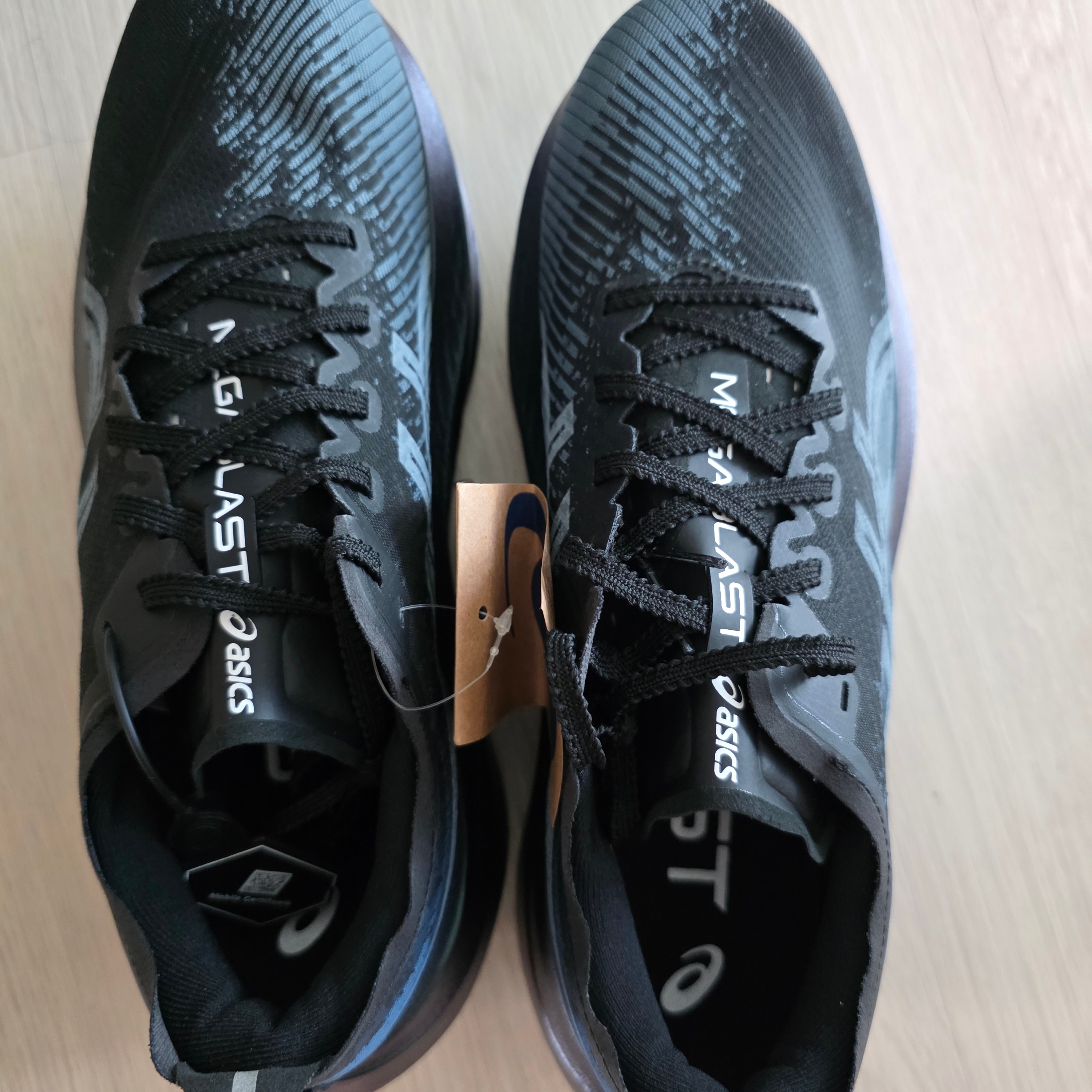 Asics Megablast Black White 착용 스타일