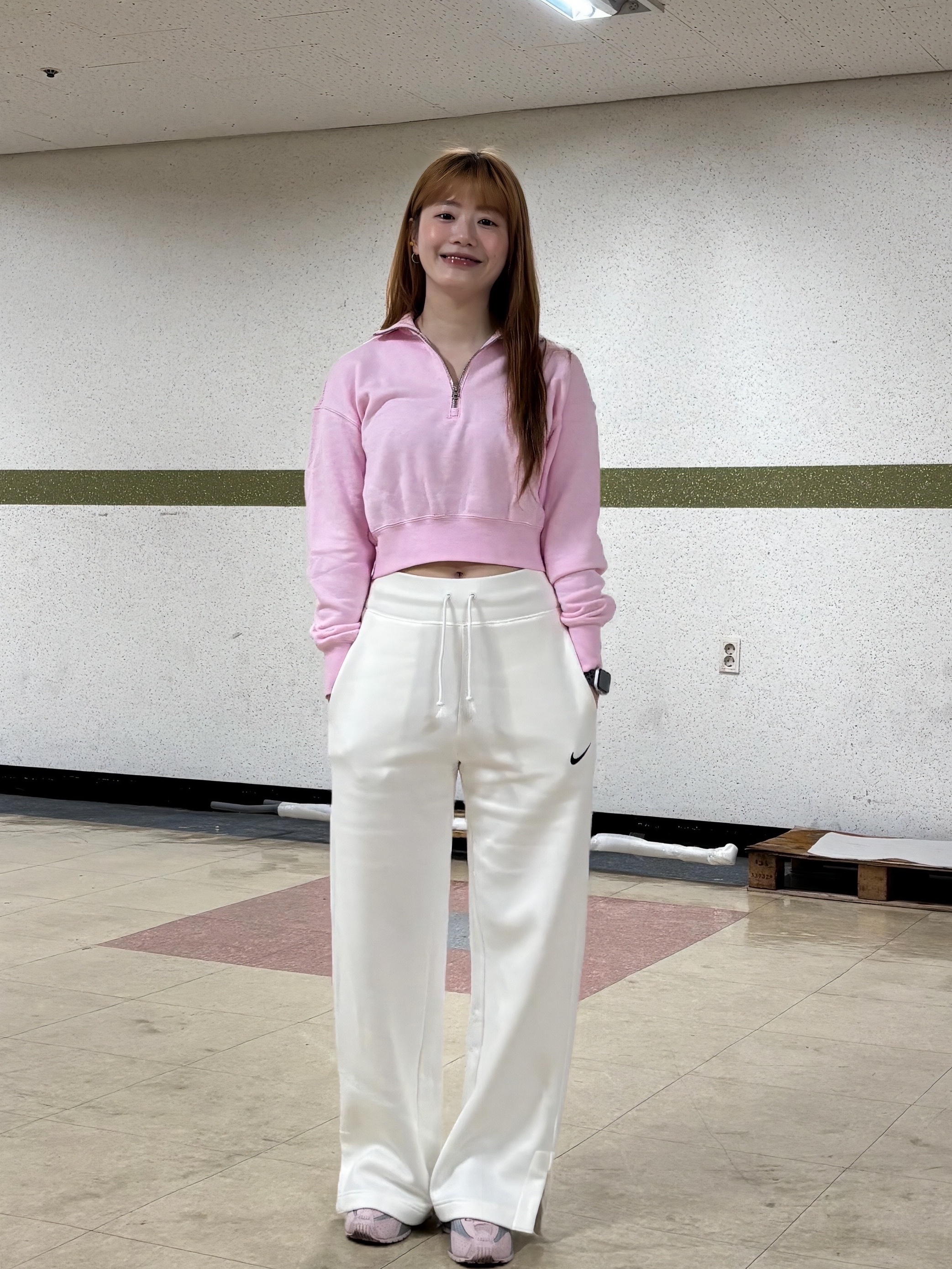 (W) Nike Shox R4 Barely Rose Metallic Platinum, (W) Nike NSW Phoenix Fleece 1/2 Zip Cropped Sweatshirt Pink Foam (HV8731-663) 착용 스타일 - 2