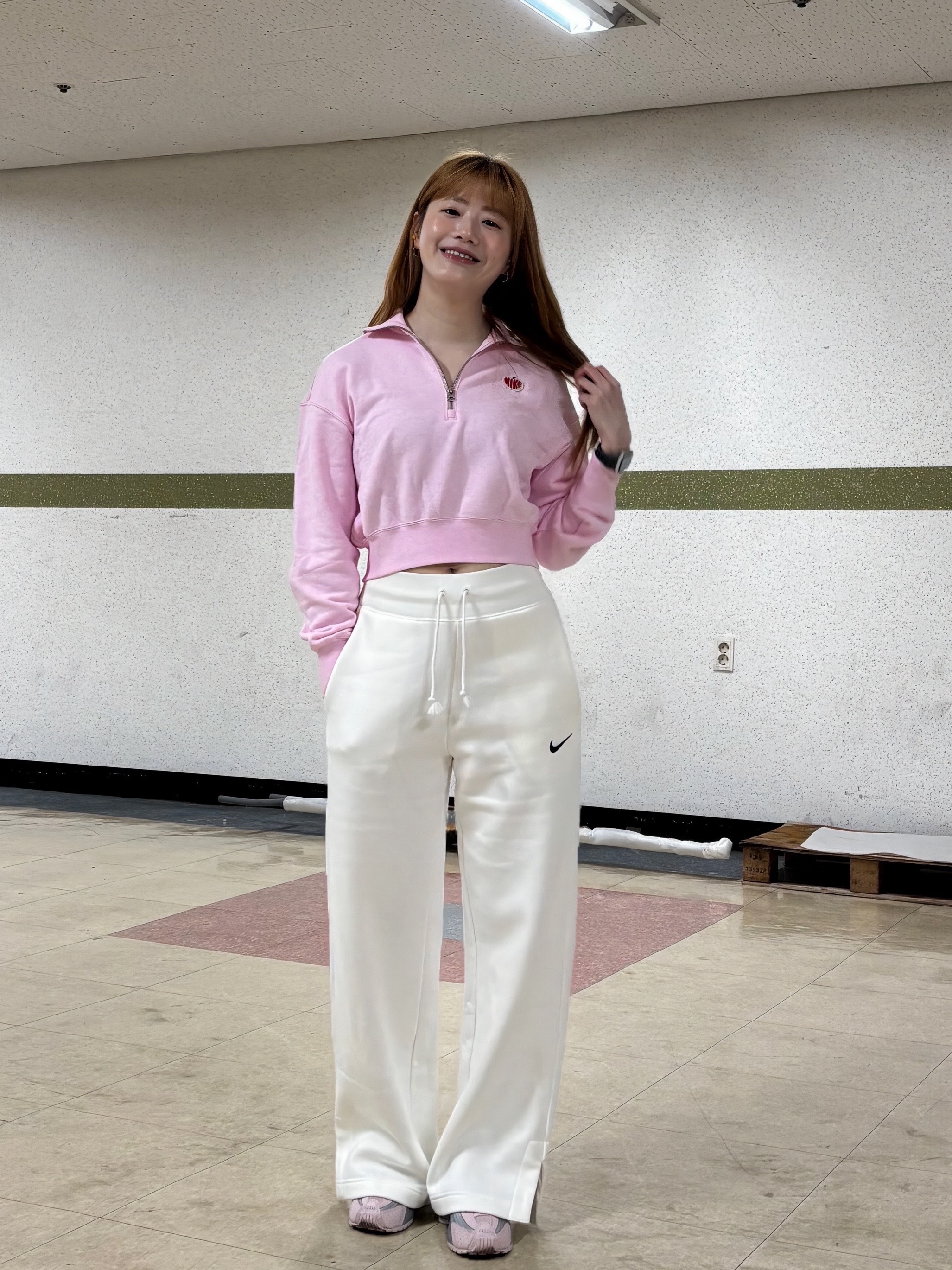 (W) Nike Shox R4 Barely Rose Metallic Platinum, (W) Nike NSW Phoenix Fleece 1/2 Zip Cropped Sweatshirt Pink Foam (HV8731-663) 착용 스타일 - 8
