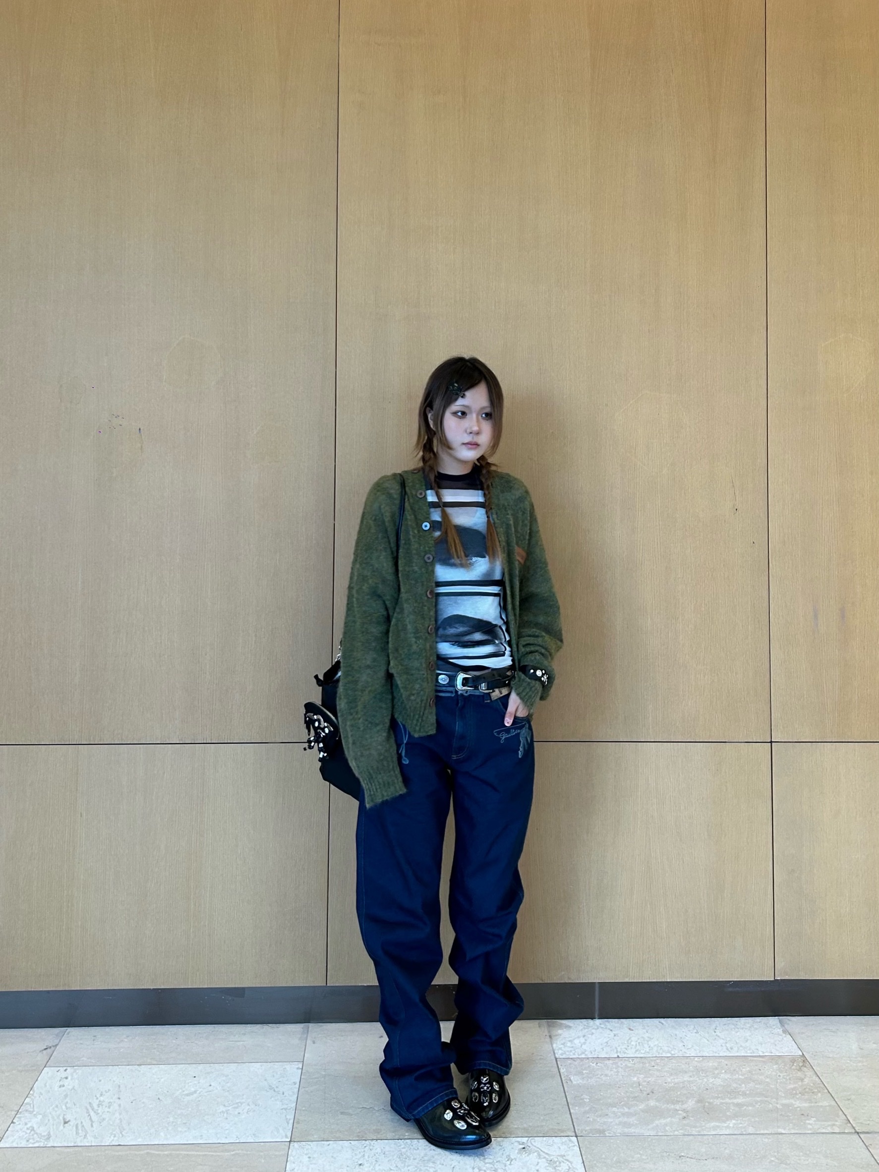 Magliano Drew Barrymore Cardigan Green - 26SS, Jean Paul Gaultier Women Re-Edition : Mesh Longsleeve Top Printed "Eyes" And "Lips" Grey - 26SS 착용 스타일 - 2