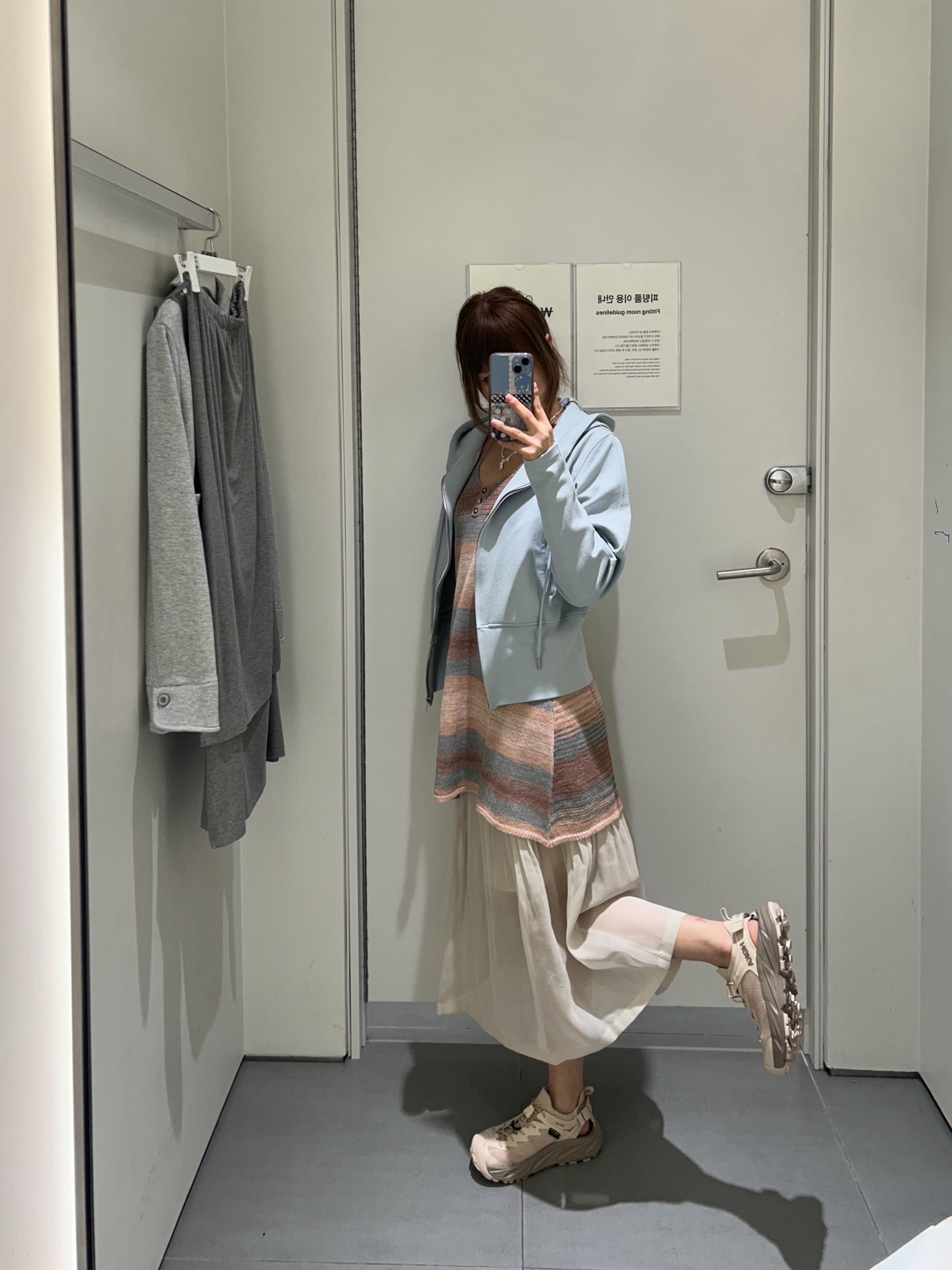 Perverze Women Multi Colored Knit Dress Beige - 26SS, Amomento Women Pleated Midi Skirt Beige - 26SS 착용 스타일 - 3
