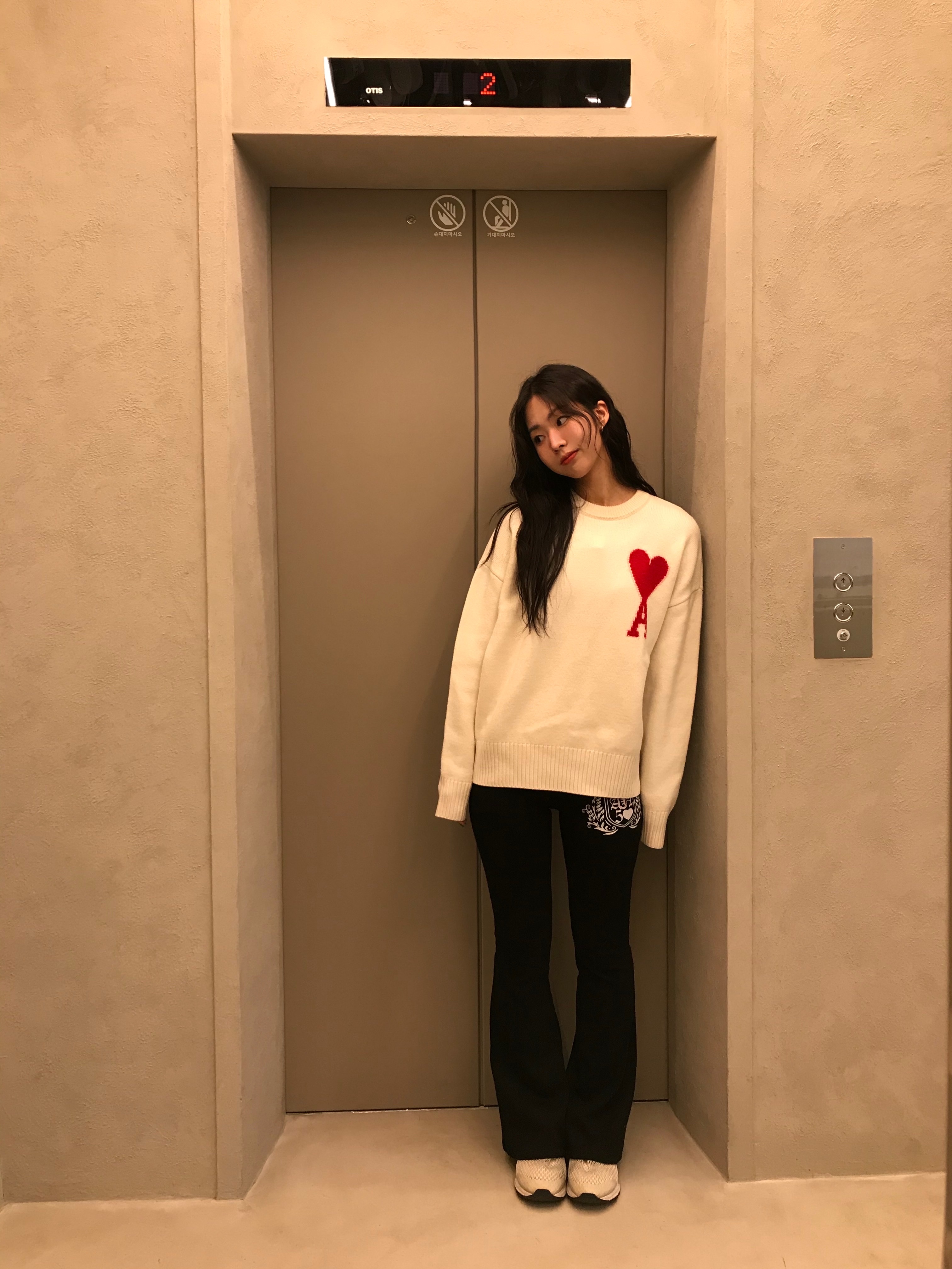 AMI de Coeur Oversize Intarsia Sweater Off White Red 착용 스타일 - 1