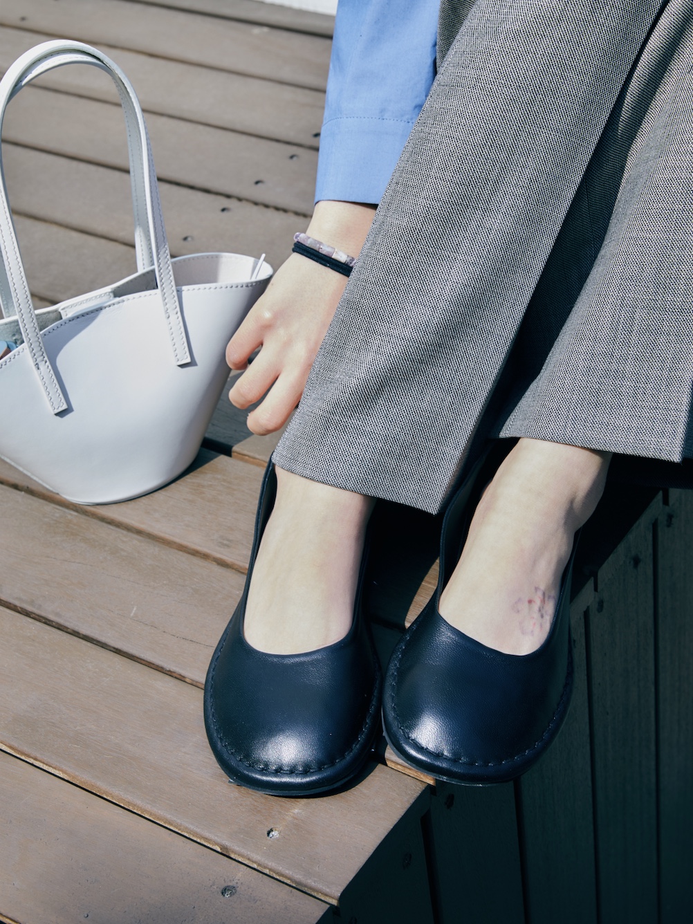 Amomento Women Rounded Flats Black - 26SS, Amomento Women Wool Flared Pants Grey Beige - 26SS 착용 스타일 - 1