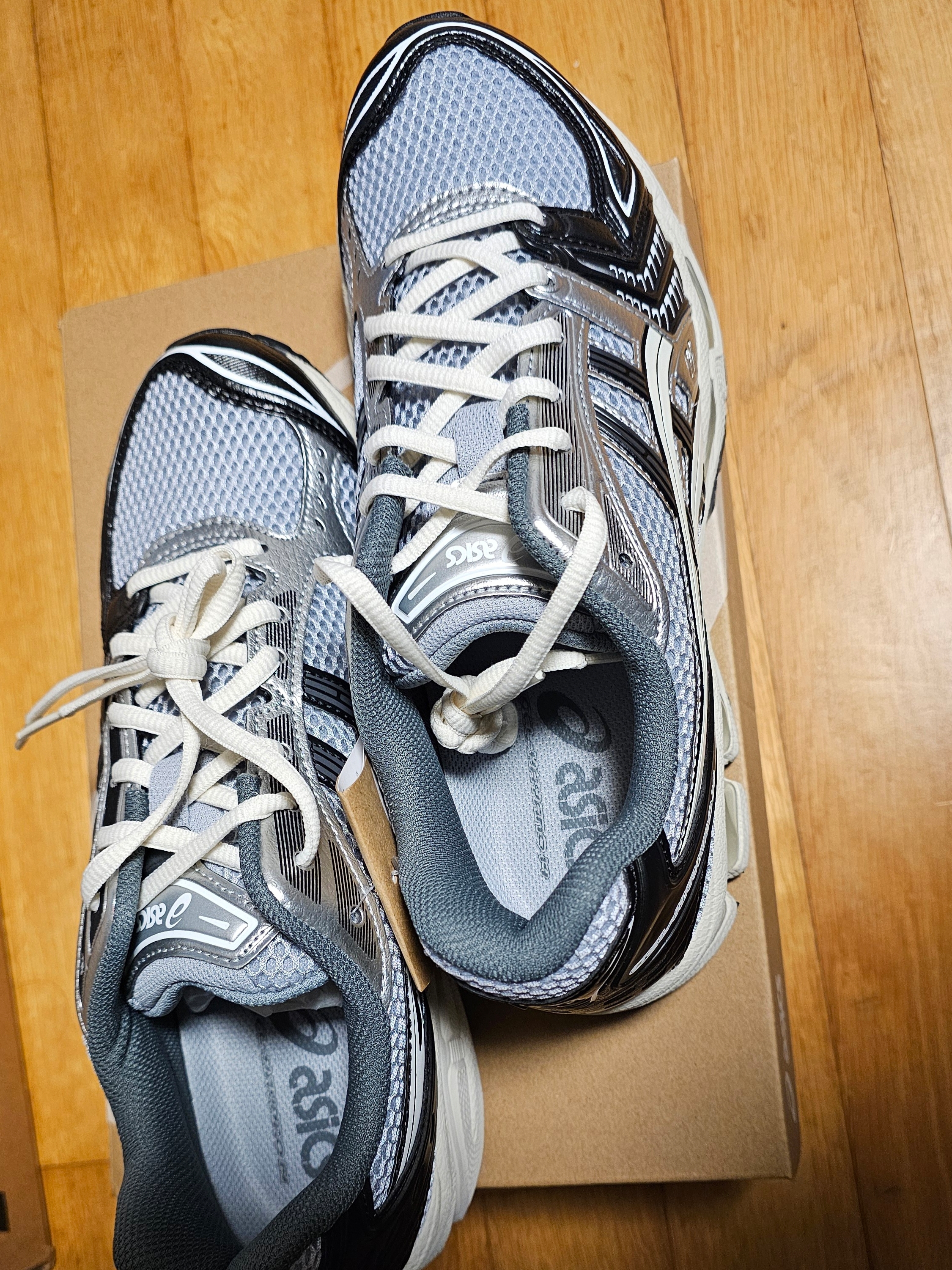 Asics Gel-Kayano 14 Black Glacier Grey 착용 스타일