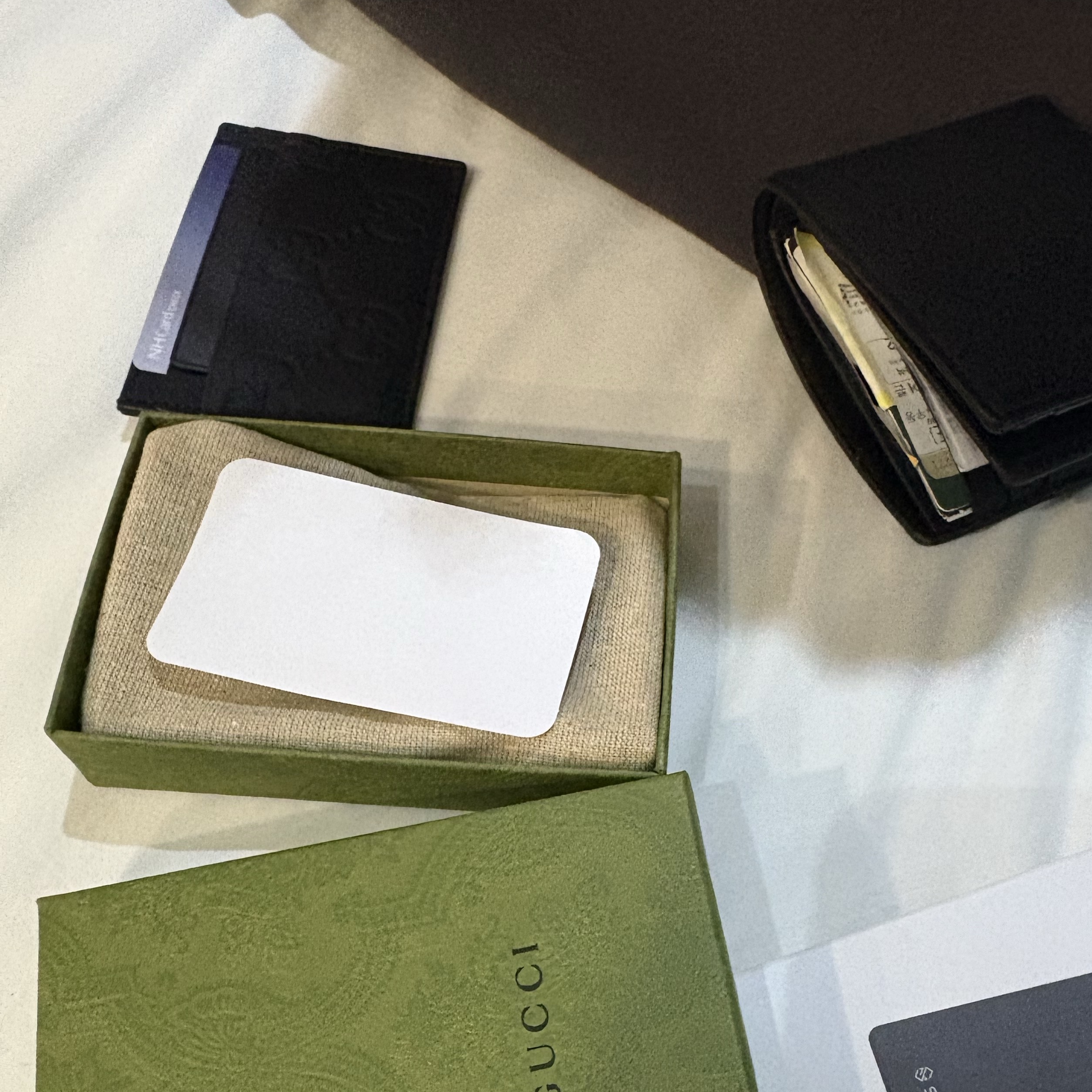Gucci GG Rubber-Effect Card Case Black 착용 스타일 - 1