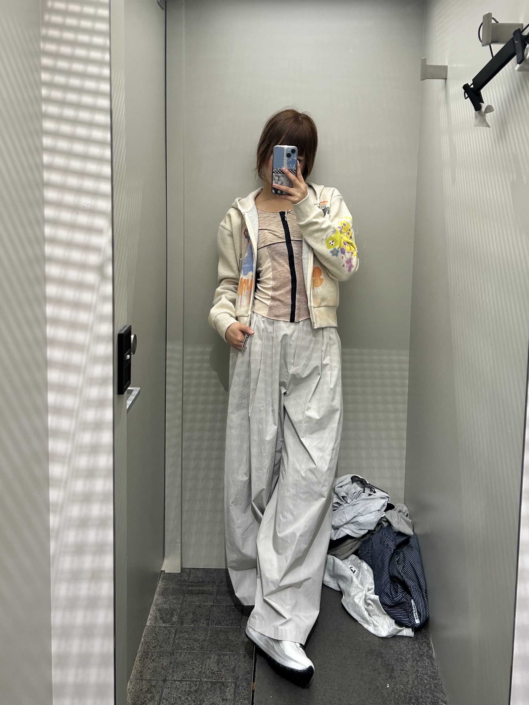 Amomento Women Three Tuck Banding Pants Grey - 26SS 착용 스타일 - 2