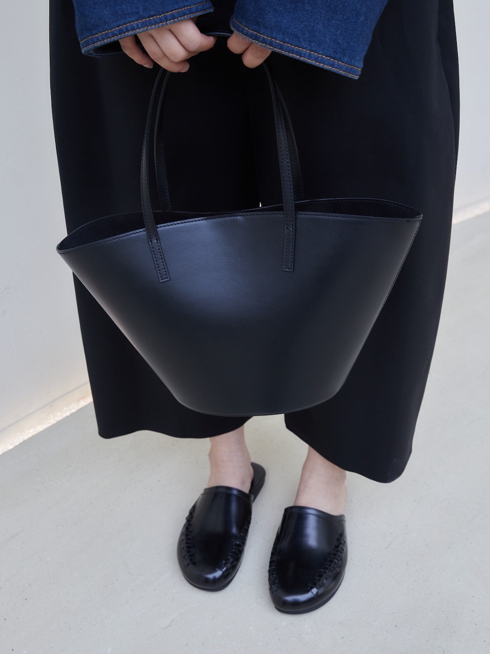 Amomento Women Leather Bucket Bag Black - 26SS, Namacheko Sweynthill Slipper Black - 25FW 착용 스타일 - 2