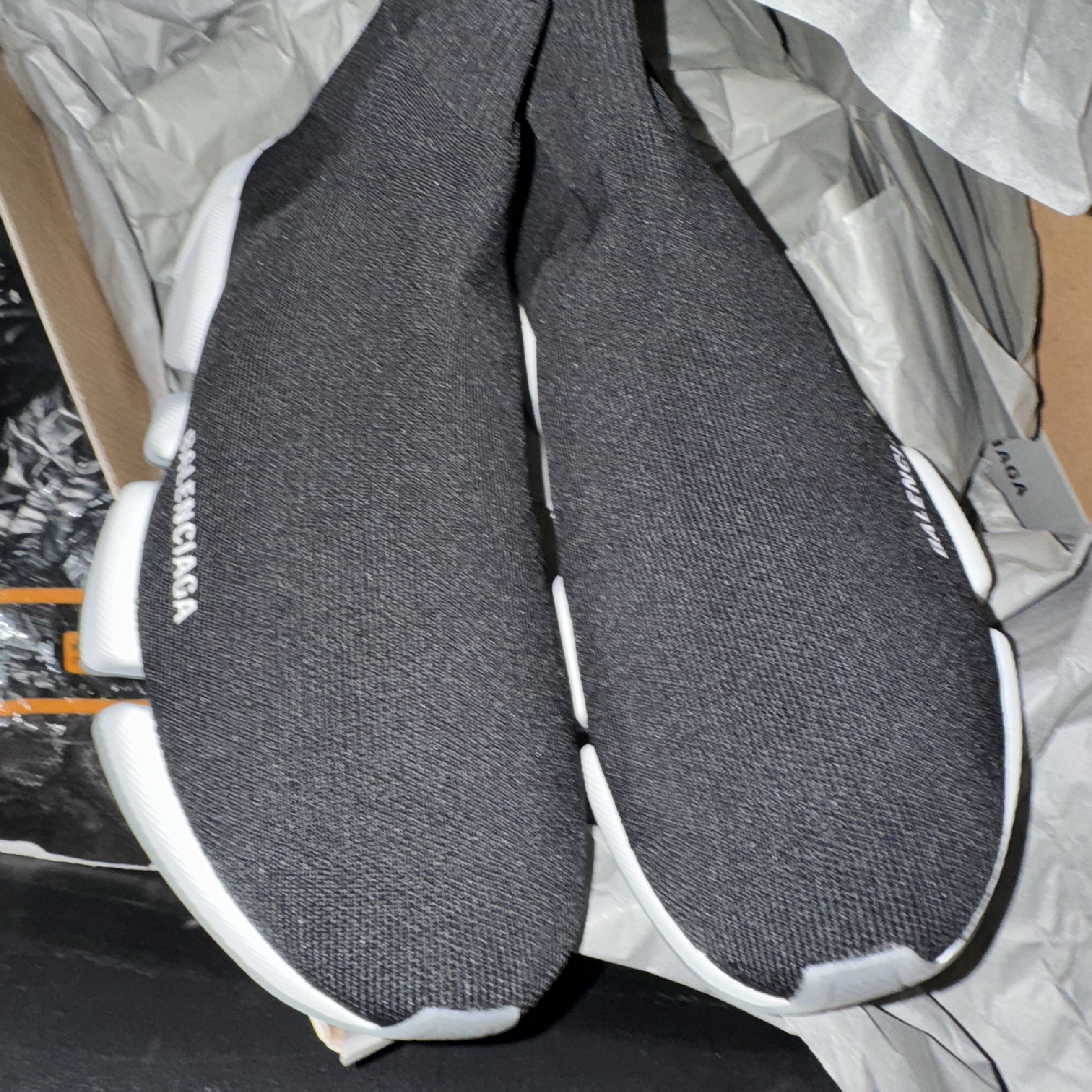 (W) Balenciaga Speed 2.0 Transparent Sole Black White 착용 스타일