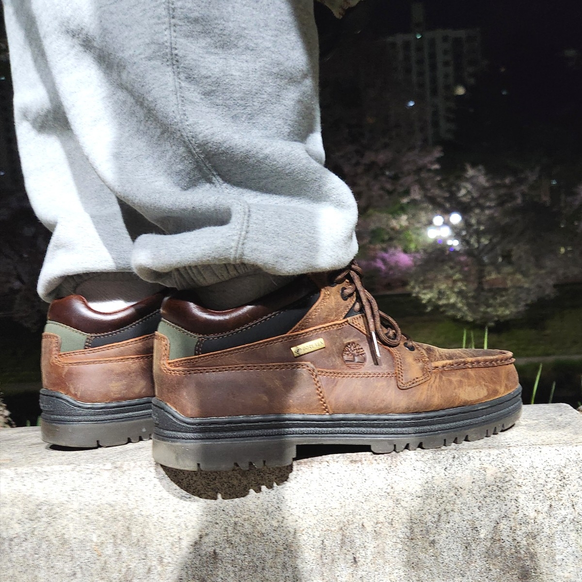 Timberland Heritage Gore-Tex Moc Toe Mid Boots in Full Grain Brown -Wide, KAVU Fleece Strap Cap Black Bean 착용 스타일 - 5