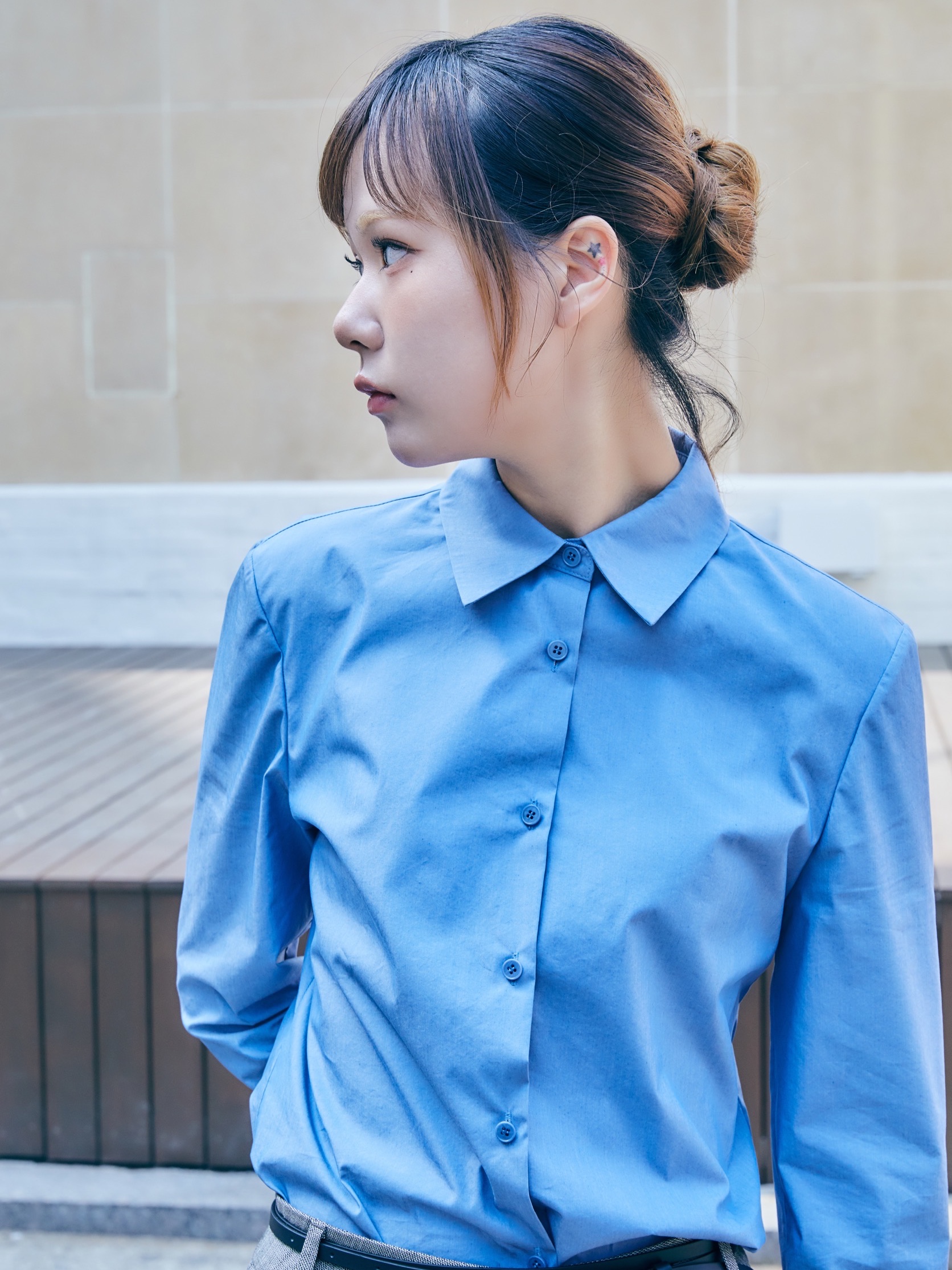 Amomento Women Slim Shirt Blue - 26SS, Amomento Women Leather Belt 1cm Black - 26SS 착용 스타일 - 3