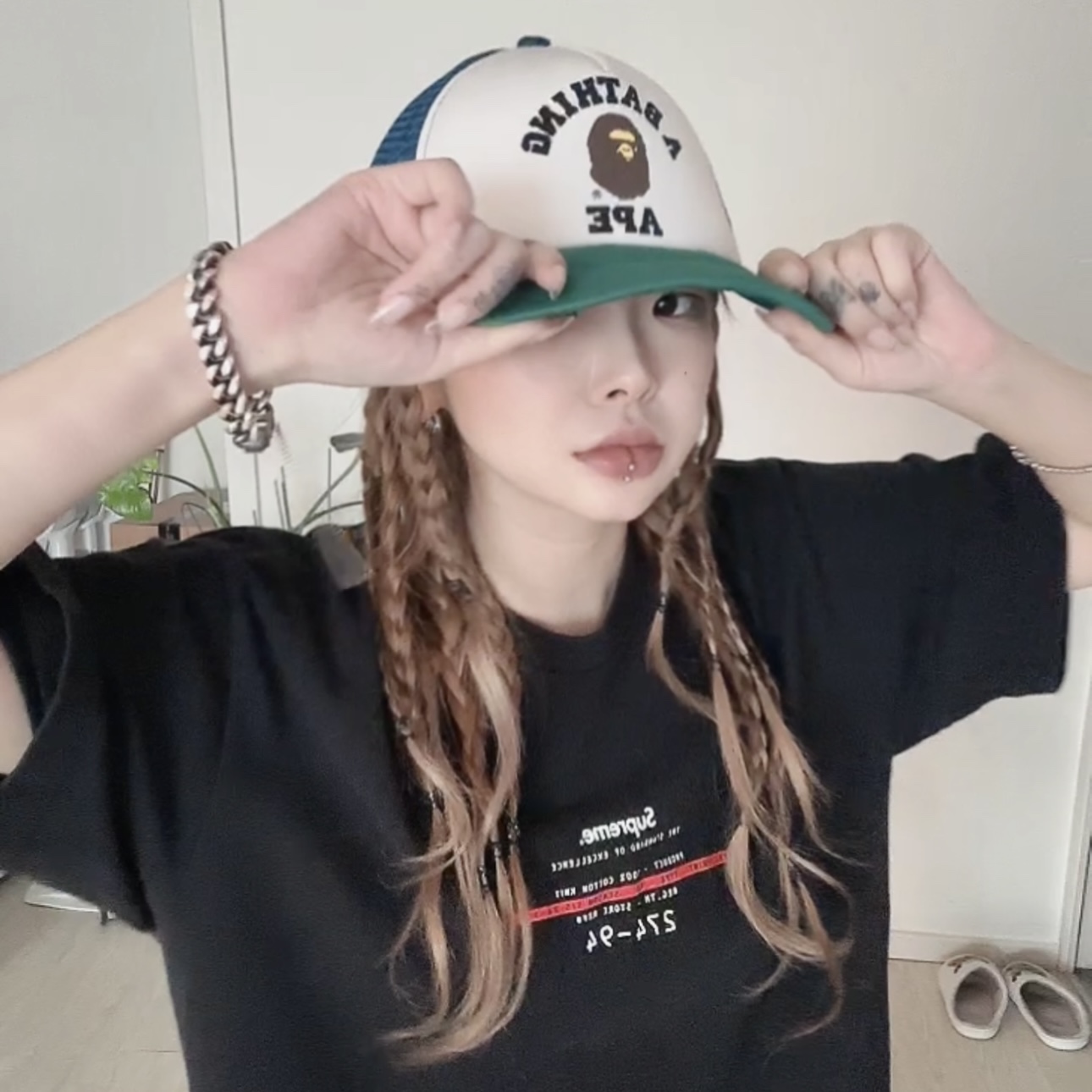 Supreme Standard T-Shirt Black - 24SS, BAPE College Mesh Cap Blue 착용 스타일