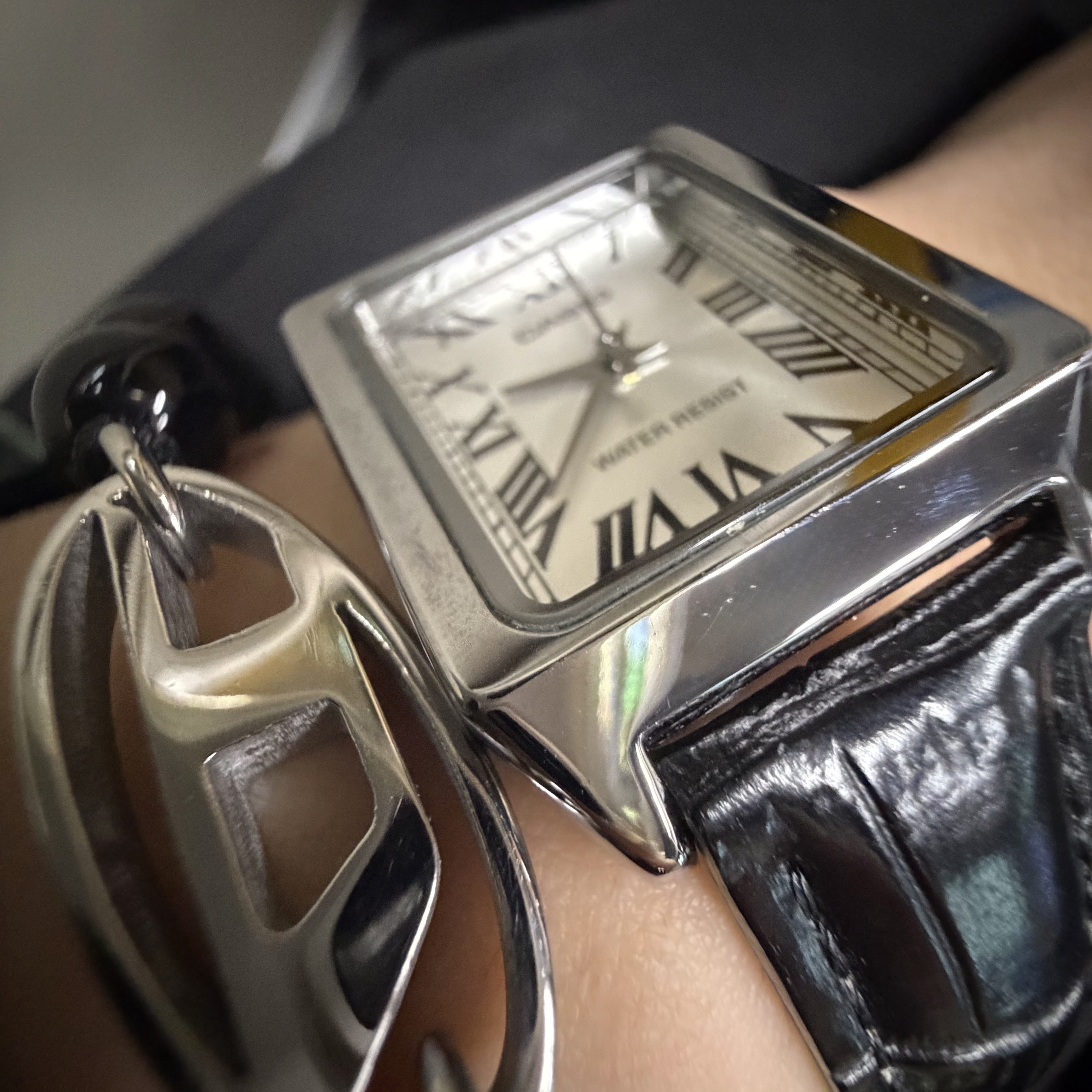 Casio LTP-V007L-7B1, Diesel Dx1434 Oval D Logo Agate Beaded Bracelet Black 착용 스타일 - 1