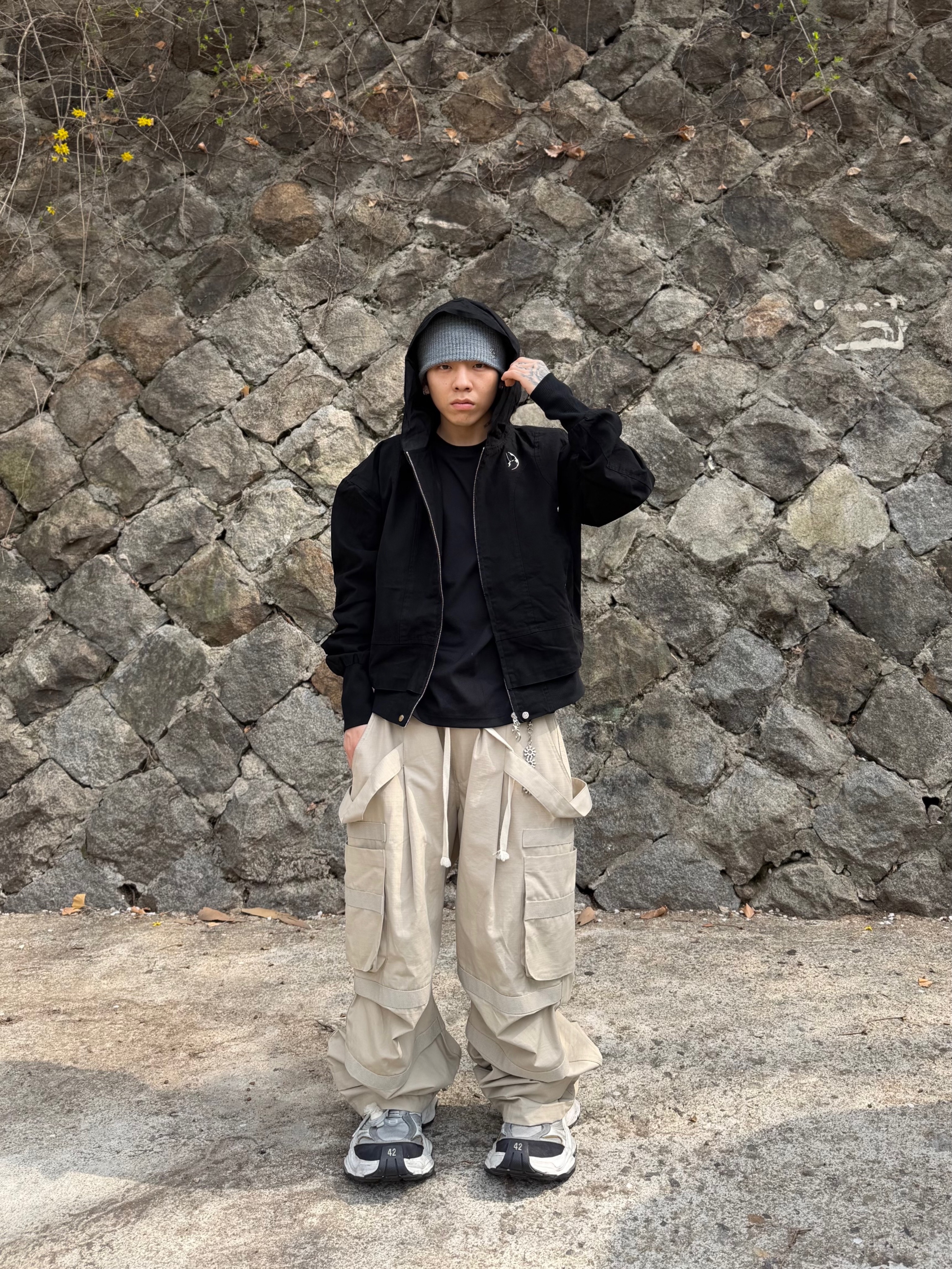 Balenciaga Cargo Sneakers White Grey, Wapworks Wide Safety Cargo Pants Beige 착용 스타일 - 6